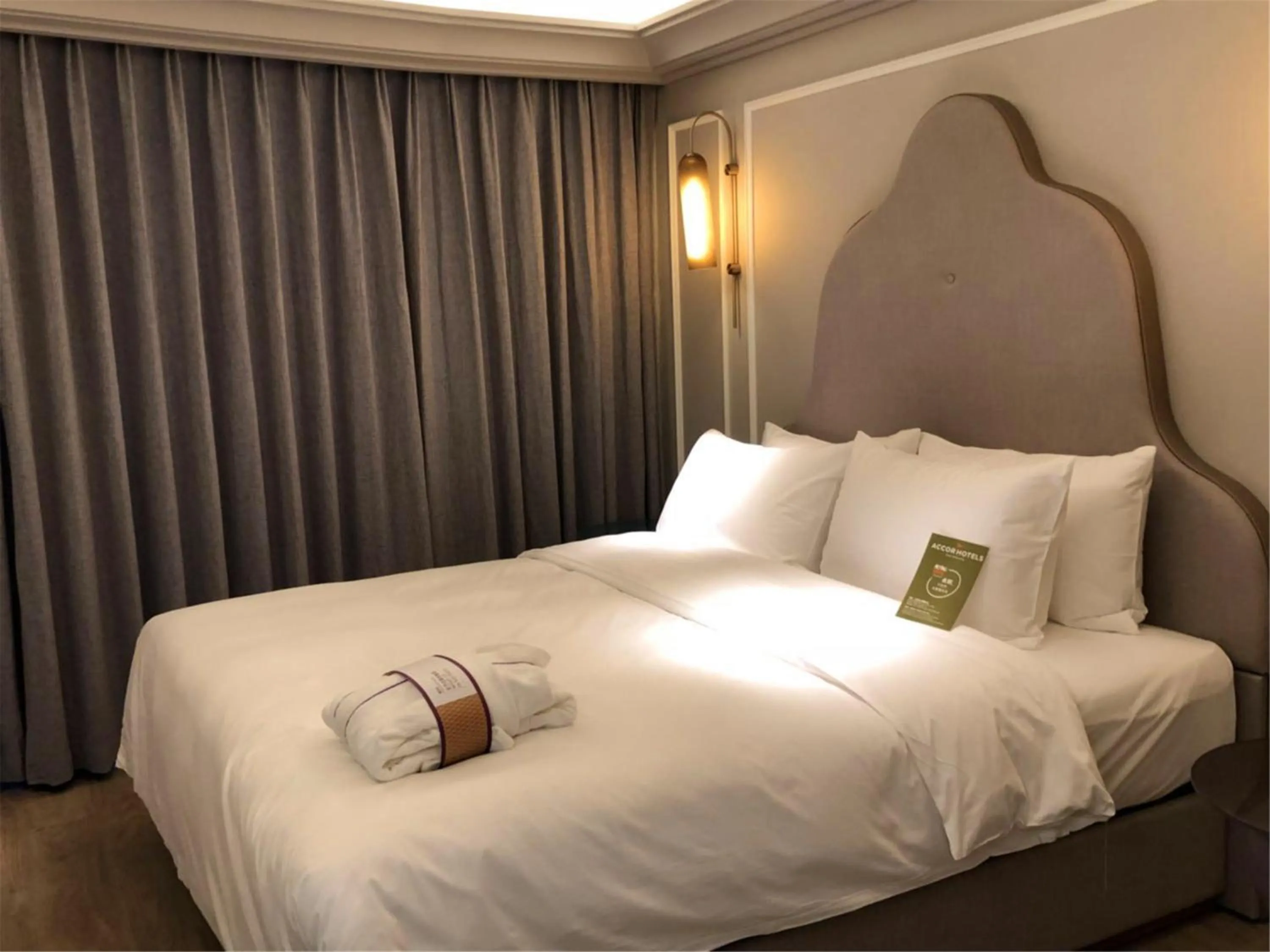 Bed in Mercure Hangzhou West Lake