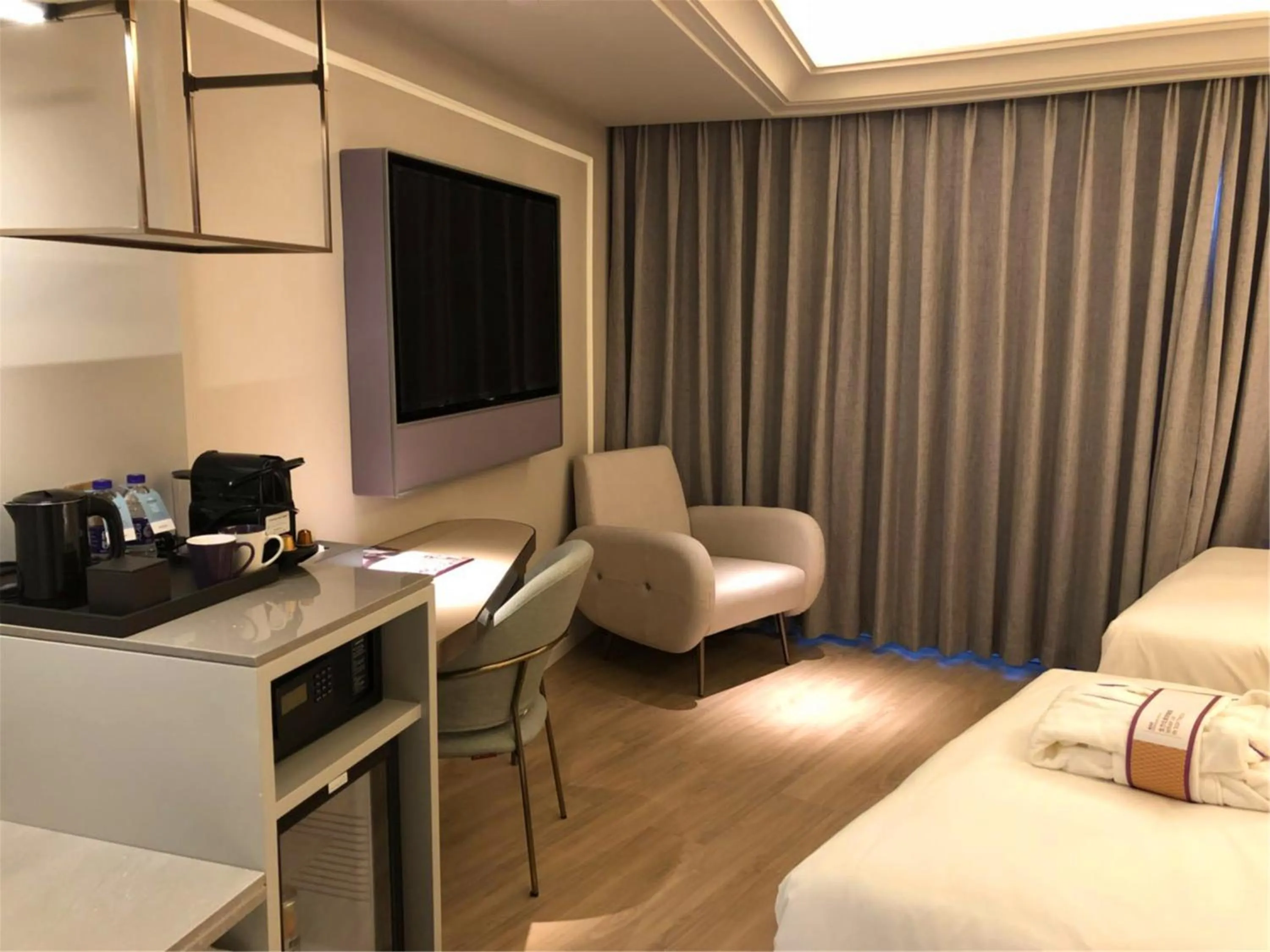 Seating area, Bed in Mercure Hangzhou West Lake