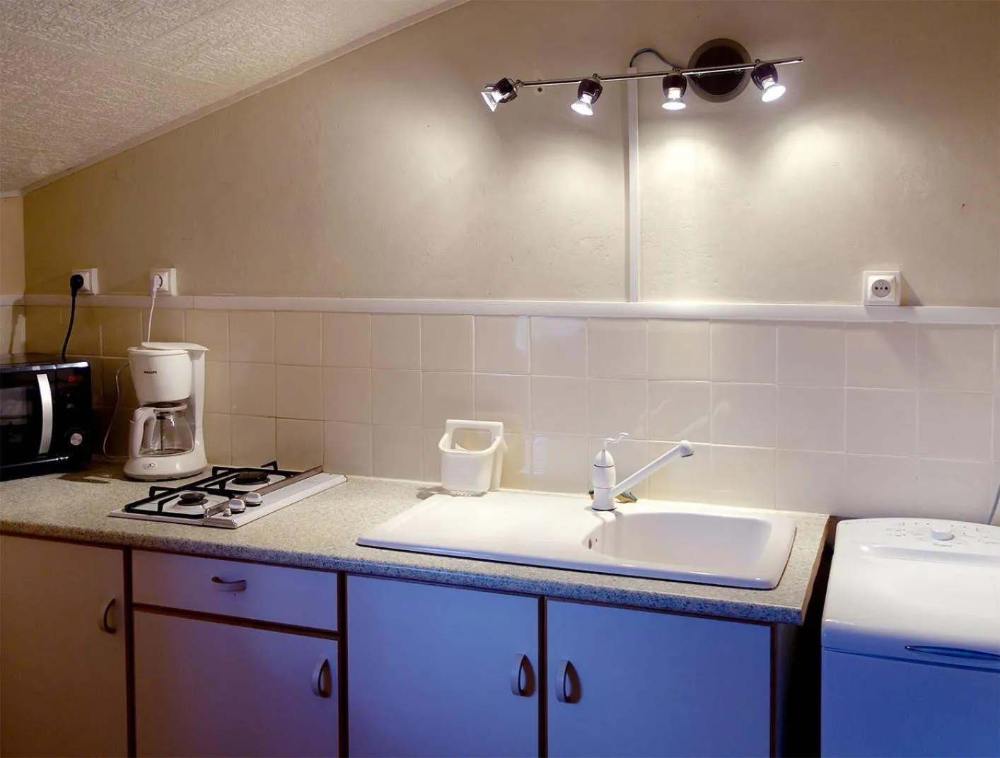 Communal kitchen in Les Jardins de Camelot