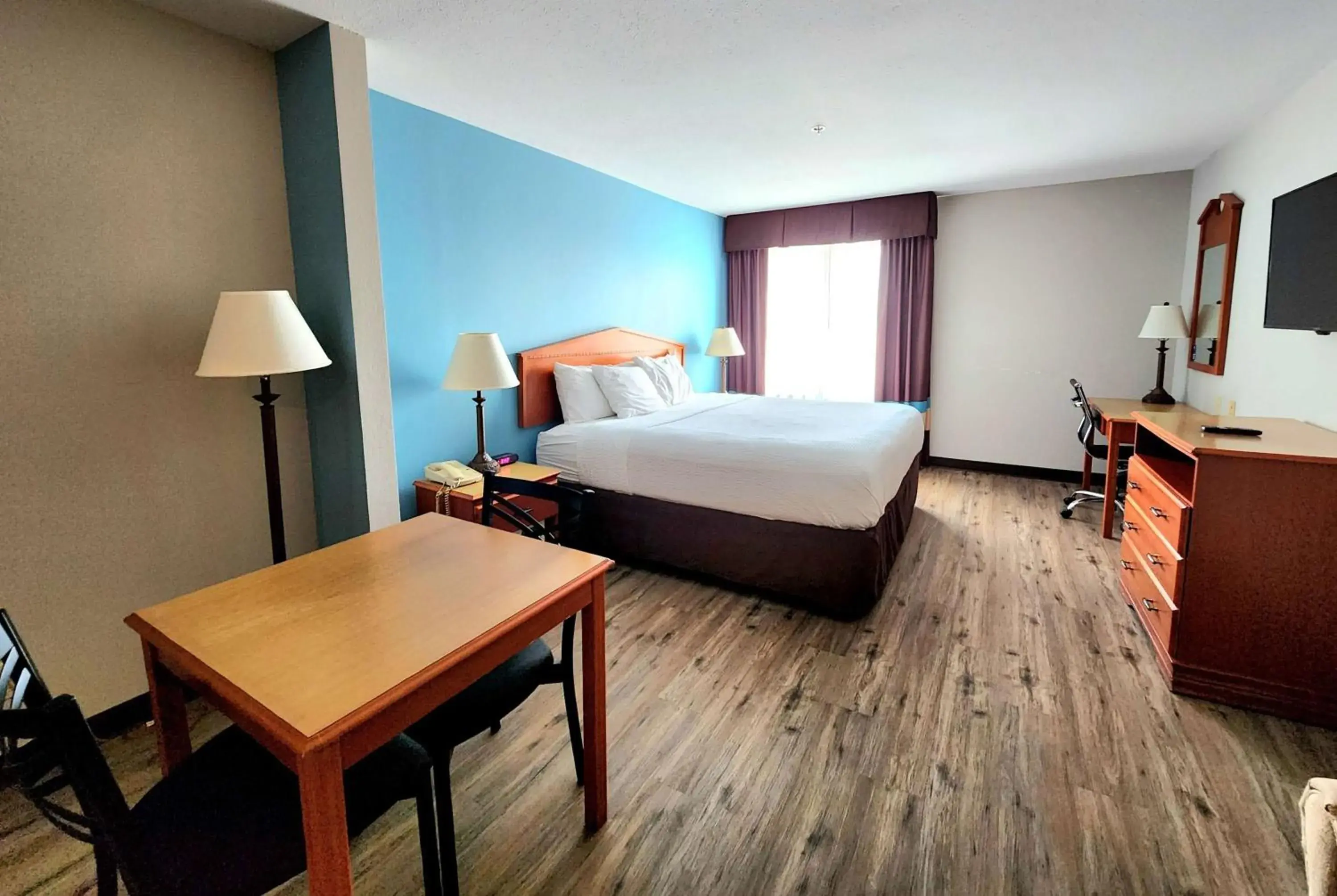 Photo of the whole room, Bed in Days Inn & Suites by Wyndham Thibodaux Photo of the whole room, Bed in Days Inn & Suites by Wyndham Thibodaux