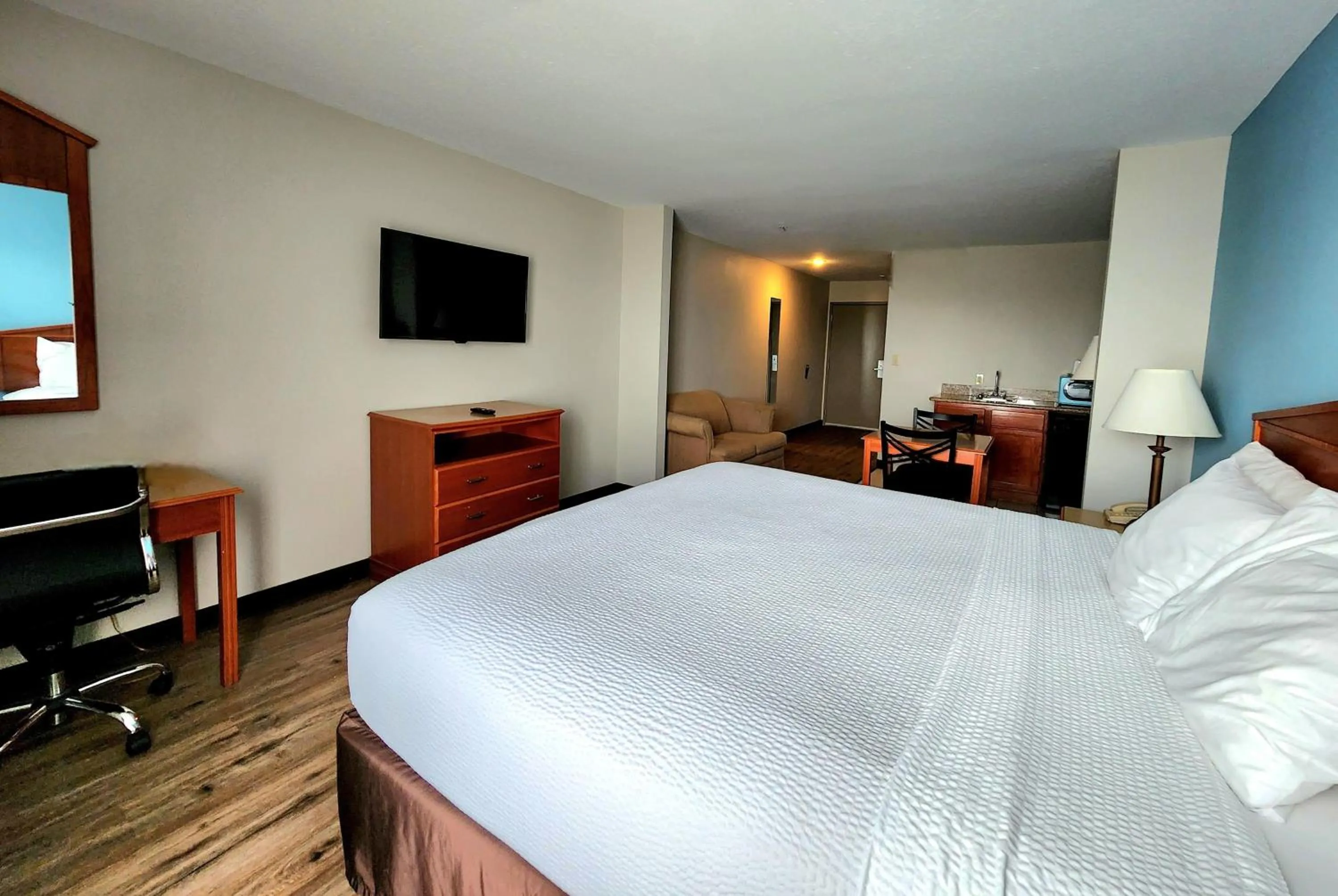 Photo of the whole room, Bed in Days Inn & Suites by Wyndham Thibodaux