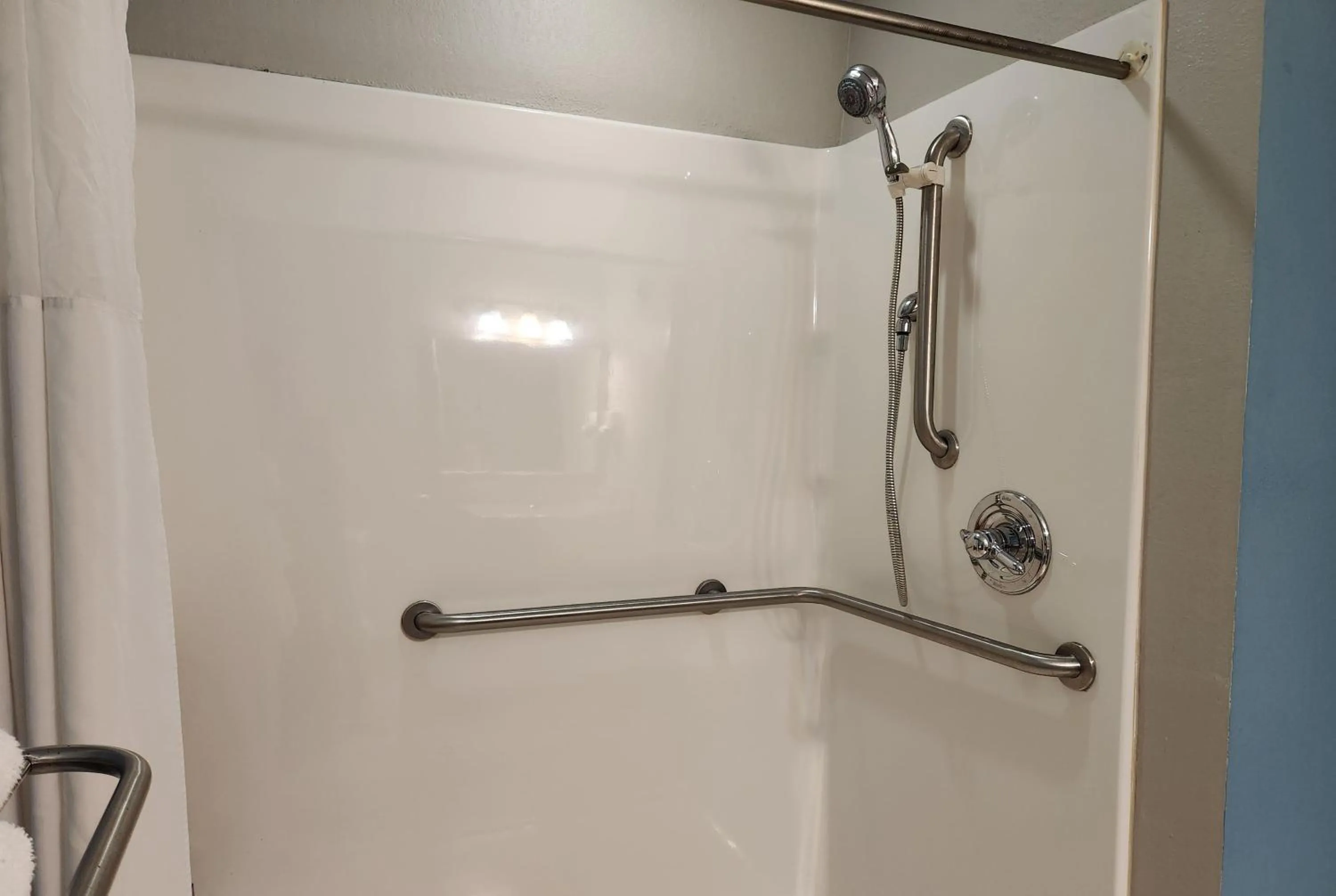 Bathroom in Days Inn & Suites by Wyndham Thibodaux