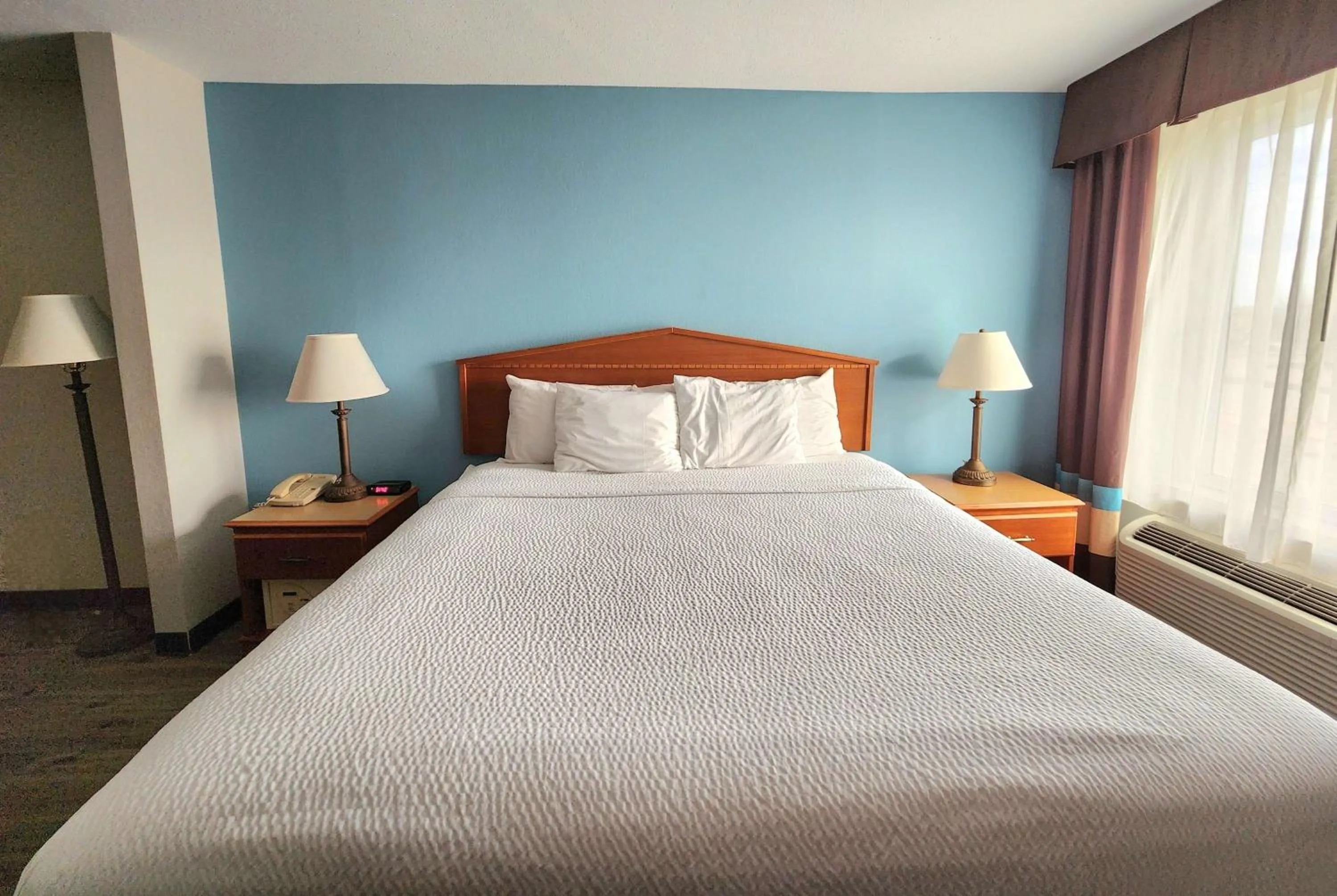 Photo of the whole room, Bed in Days Inn & Suites by Wyndham Thibodaux
