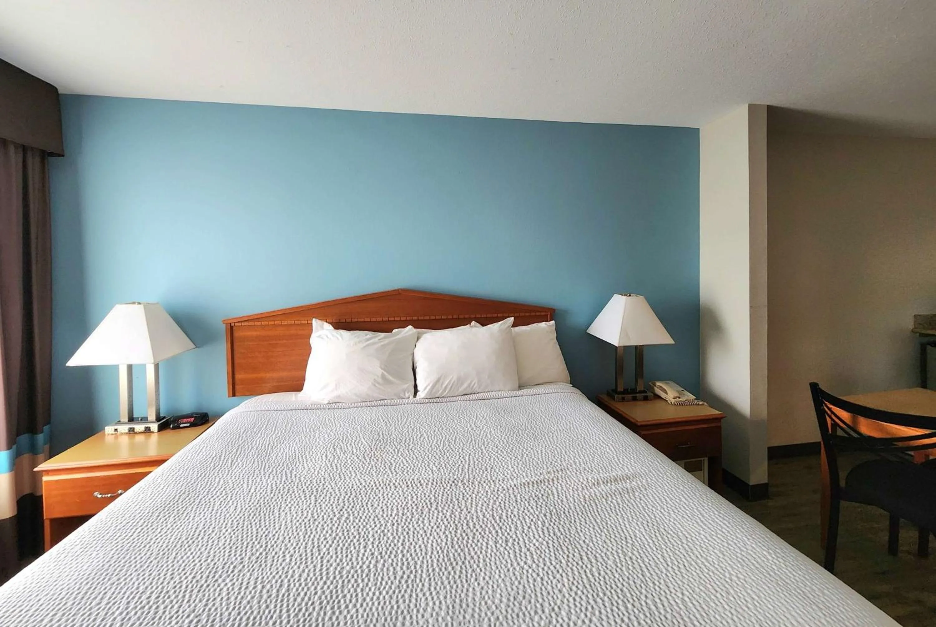 Photo of the whole room, Bed in Days Inn & Suites by Wyndham Thibodaux