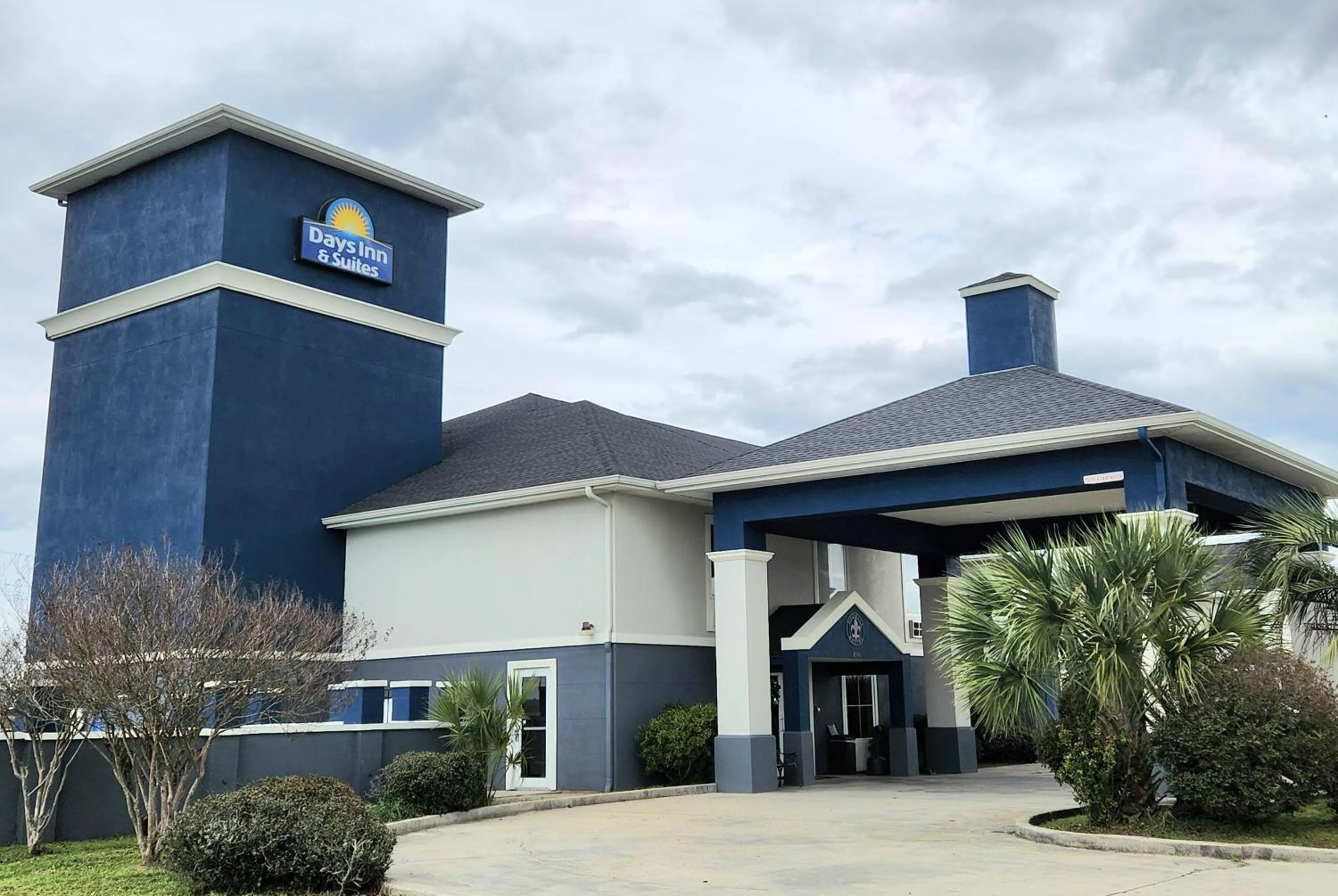 Property building in Days Inn & Suites by Wyndham Thibodaux