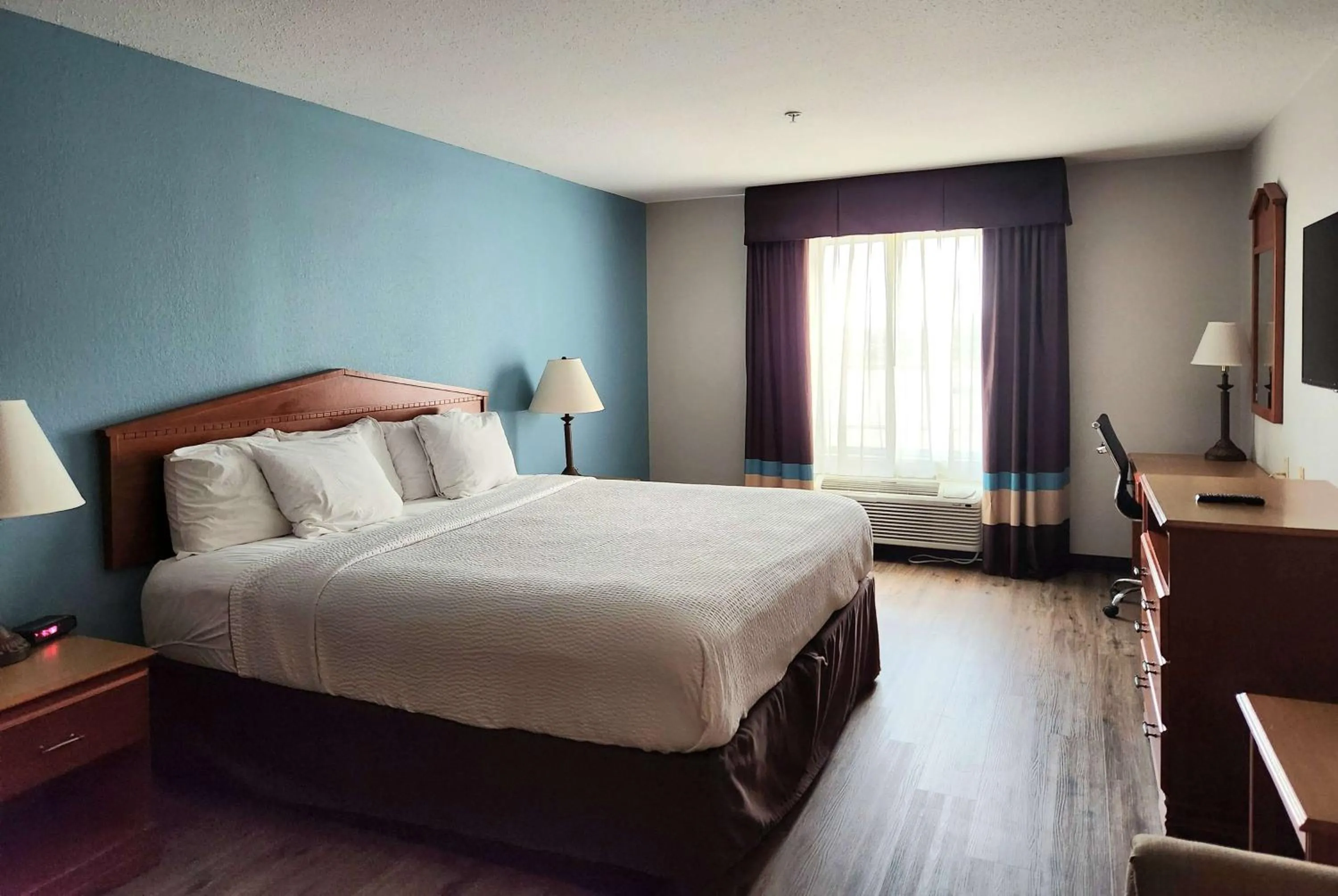 Photo of the whole room, Bed in Days Inn & Suites by Wyndham Thibodaux