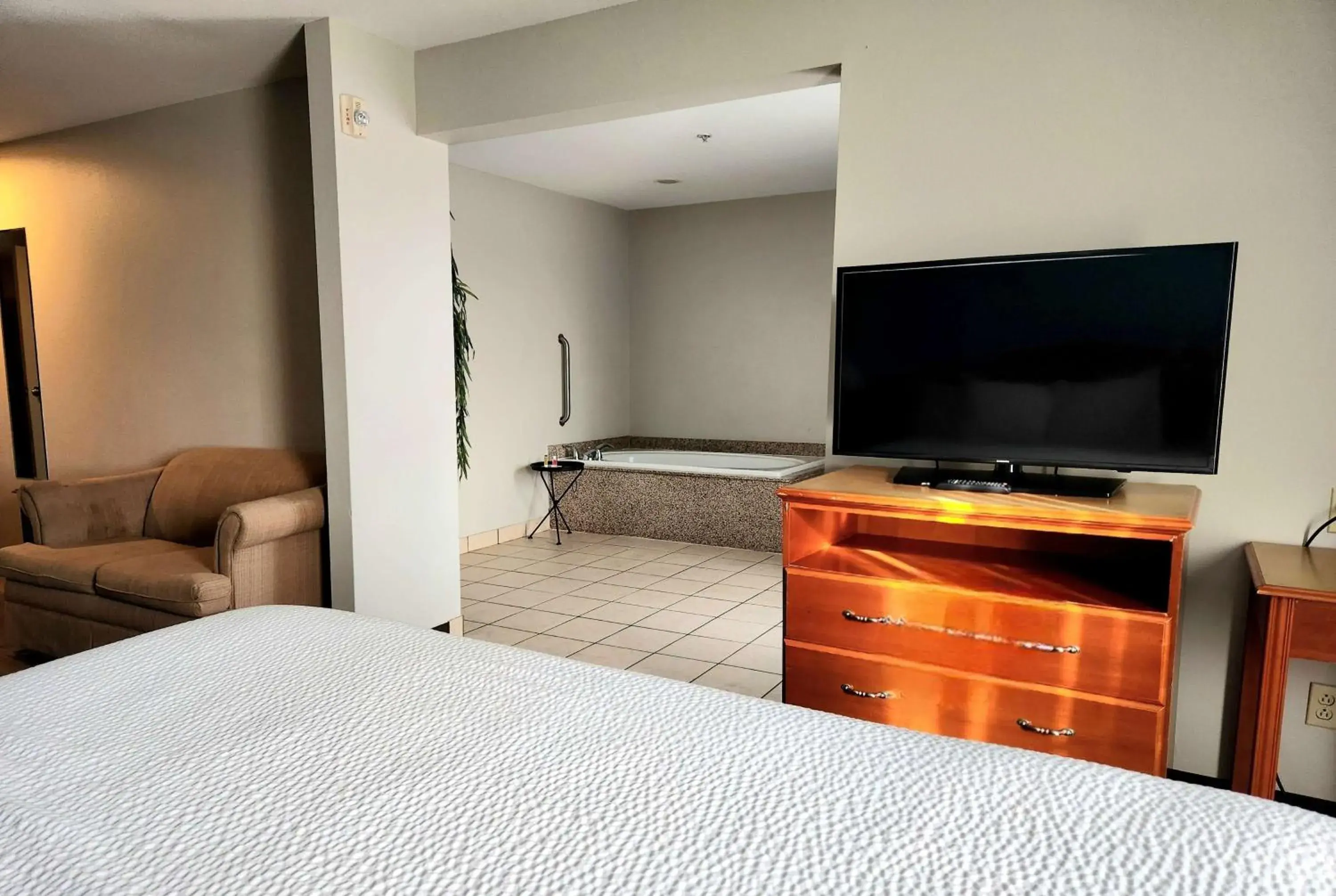 Studio Suite with 1 King Bed, Non-Smoking in Days Inn & Suites by Wyndham Thibodaux Studio Suite with 1 King Bed, Non-Smoking in Days Inn & Suites by Wyndham Thibodaux