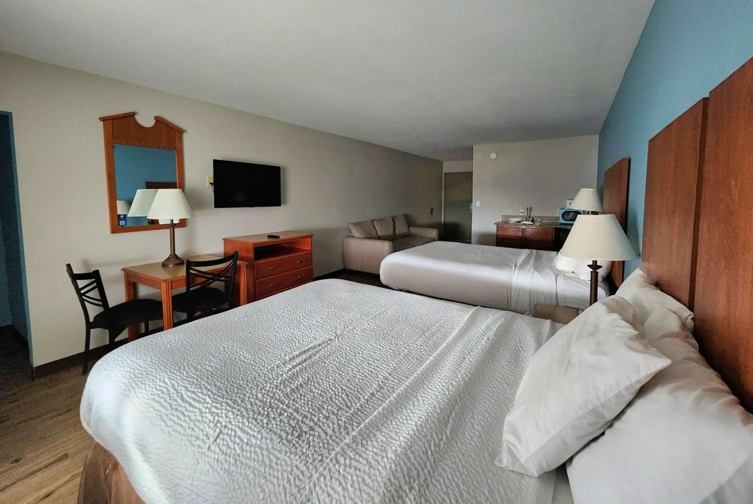 Photo of the whole room, Bed in Days Inn & Suites by Wyndham Thibodaux Photo of the whole room, Bed in Days Inn & Suites by Wyndham Thibodaux