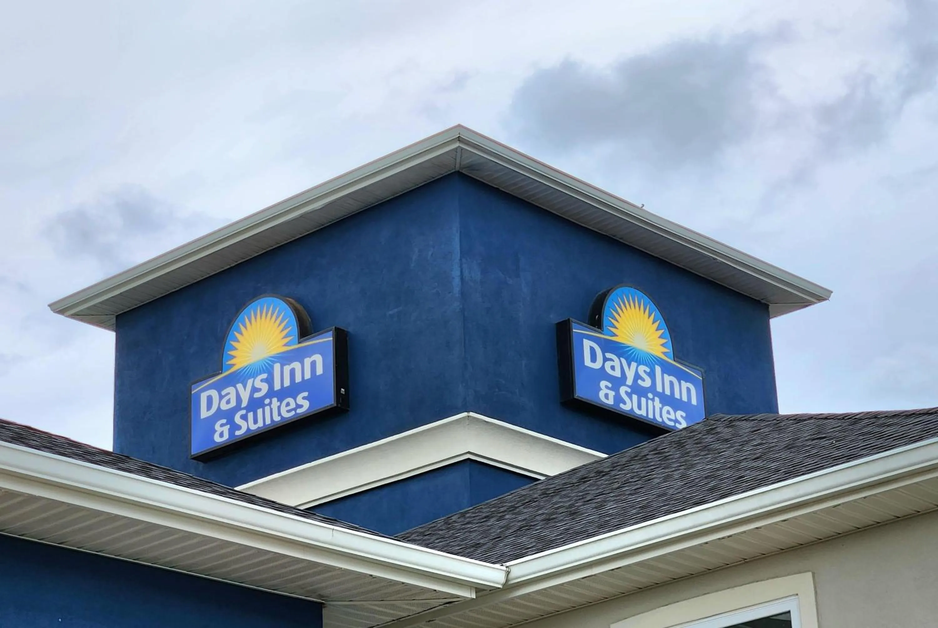 Property building in Days Inn & Suites by Wyndham Thibodaux