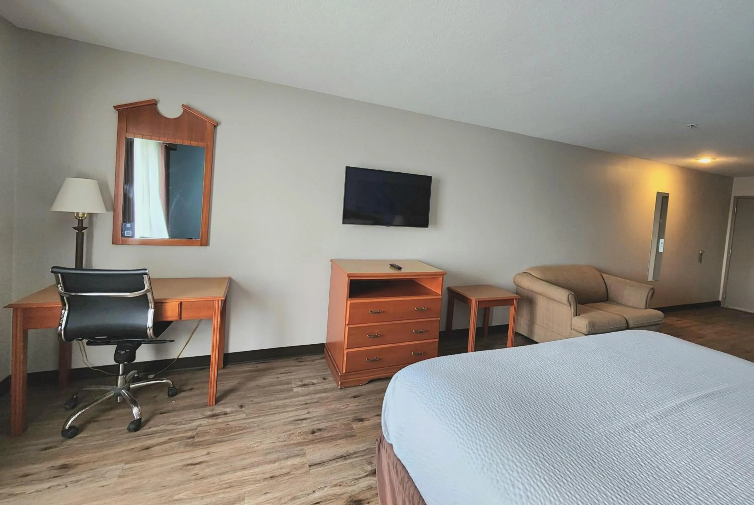 Photo of the whole room, Bed in Days Inn & Suites by Wyndham Thibodaux