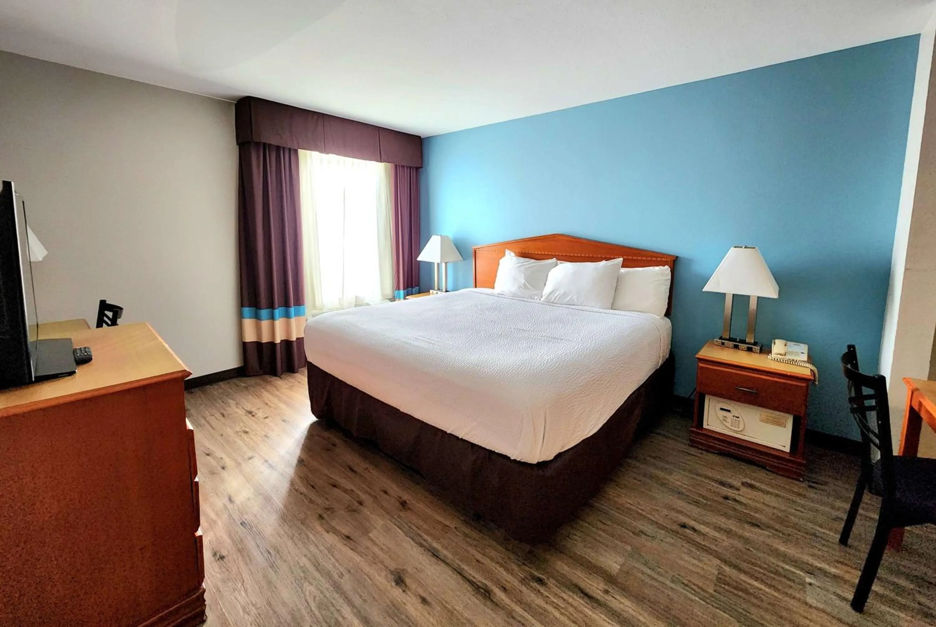 Photo of the whole room, Bed in Days Inn & Suites by Wyndham Thibodaux