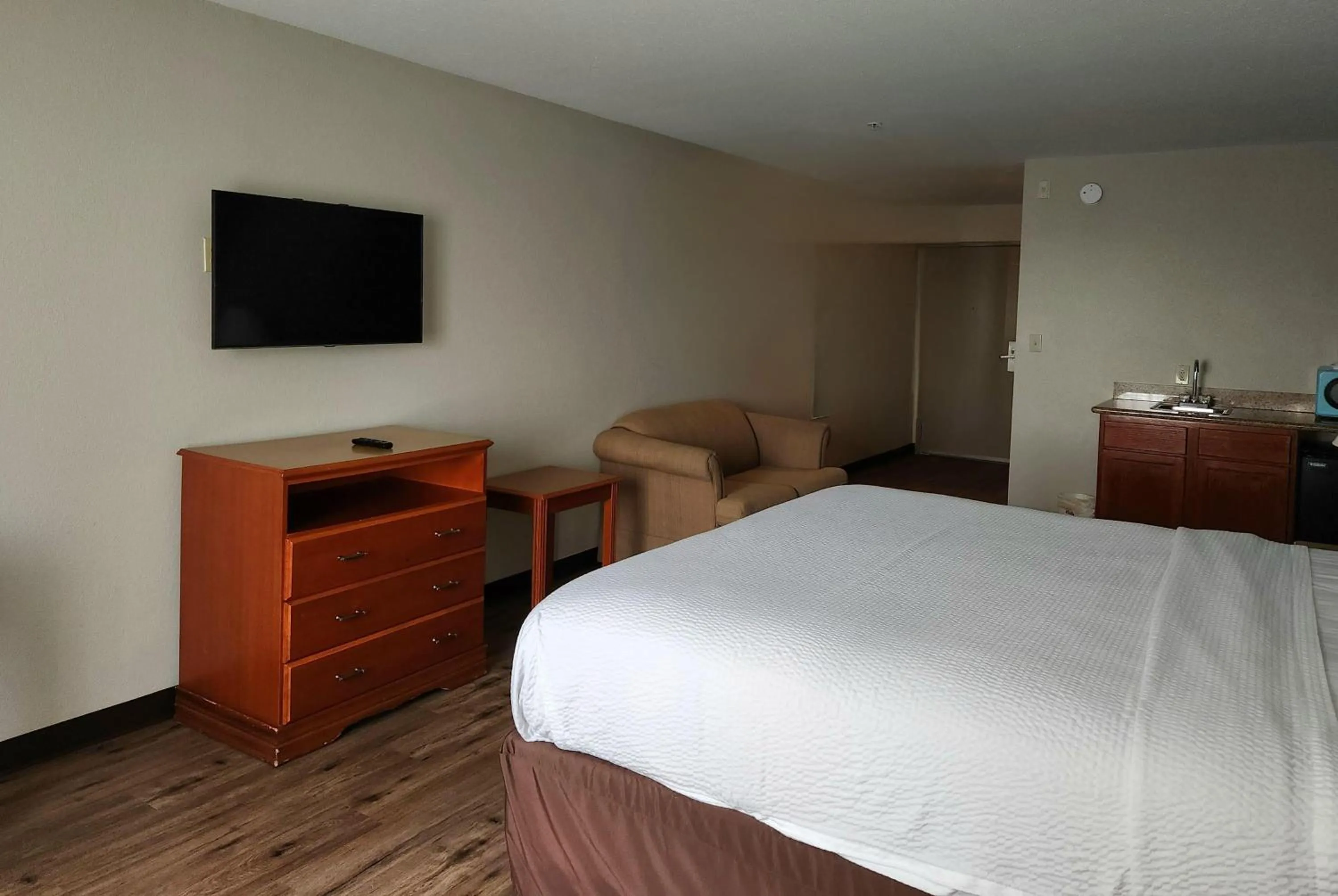 Photo of the whole room, Bed in Days Inn & Suites by Wyndham Thibodaux