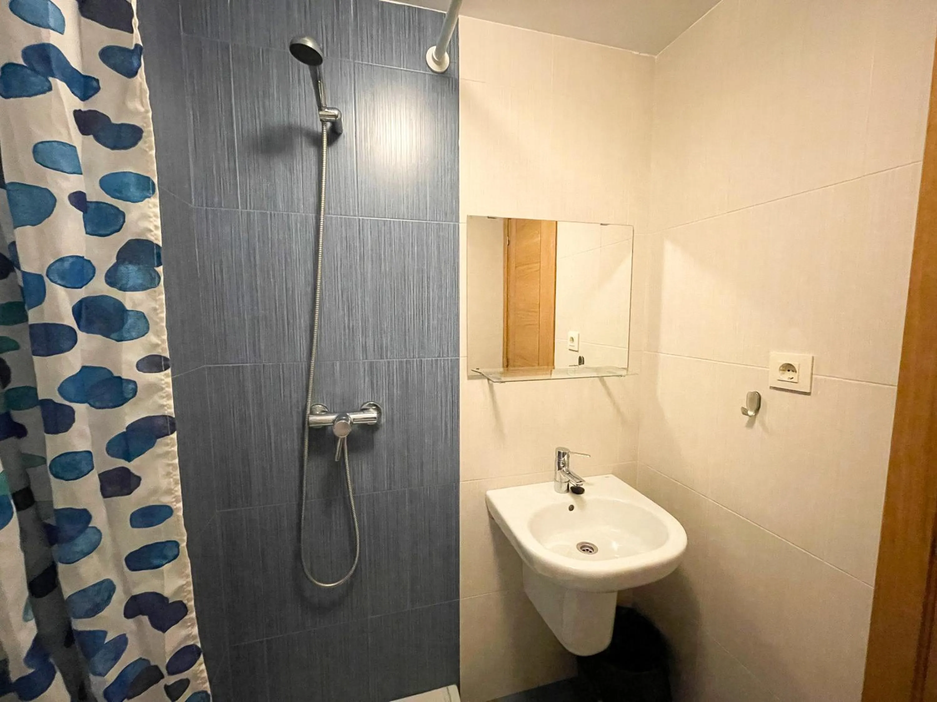 Shower in Alojamientos Playa de las Catedrales 3000