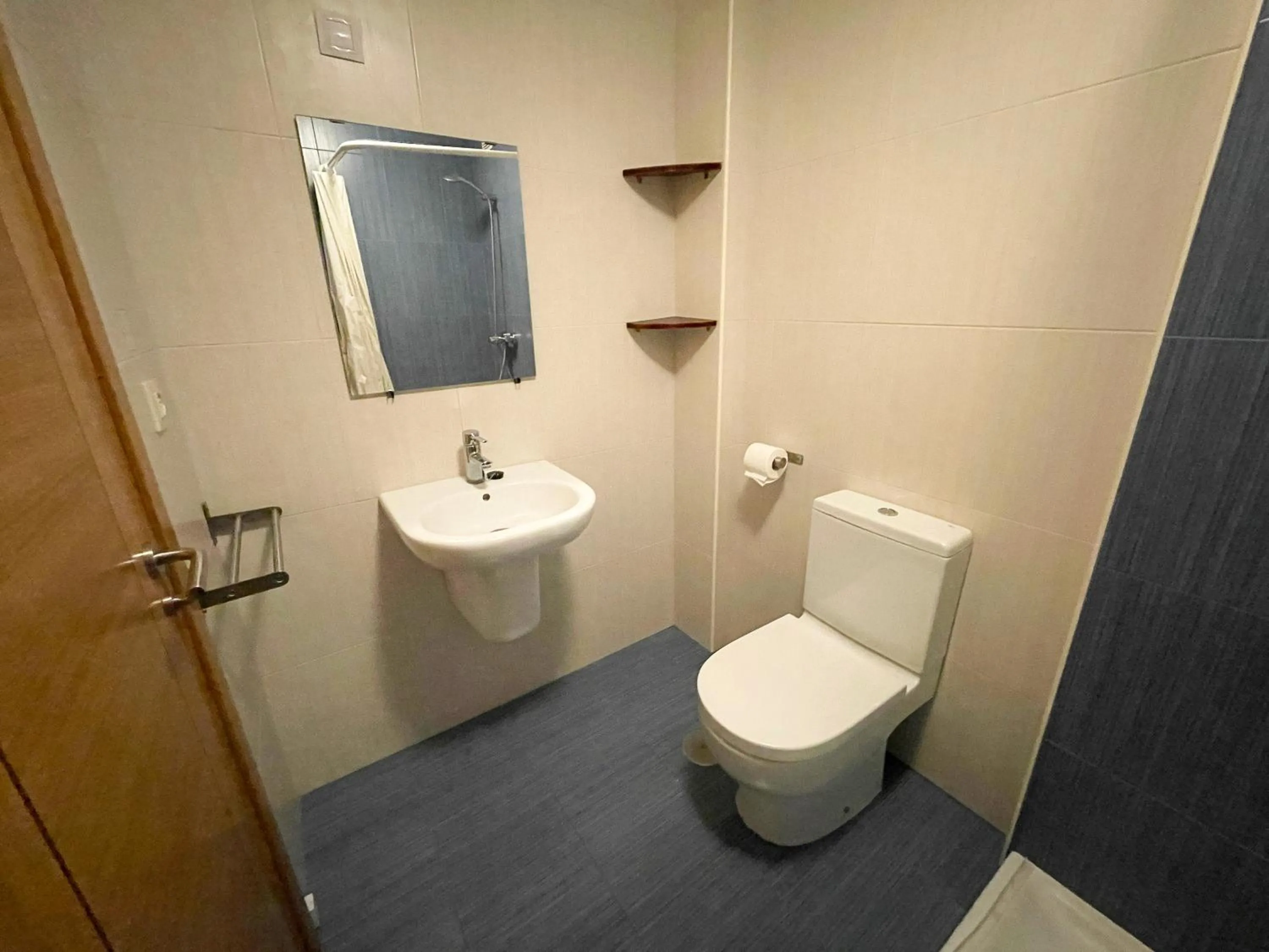 Toilet in Alojamientos Playa de las Catedrales 3000