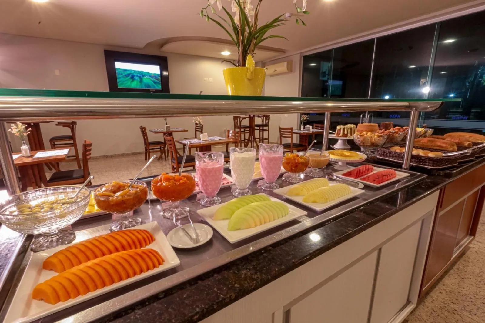 Buffet breakfast in Hotel GAPH Maringa - Economico Mini Resort