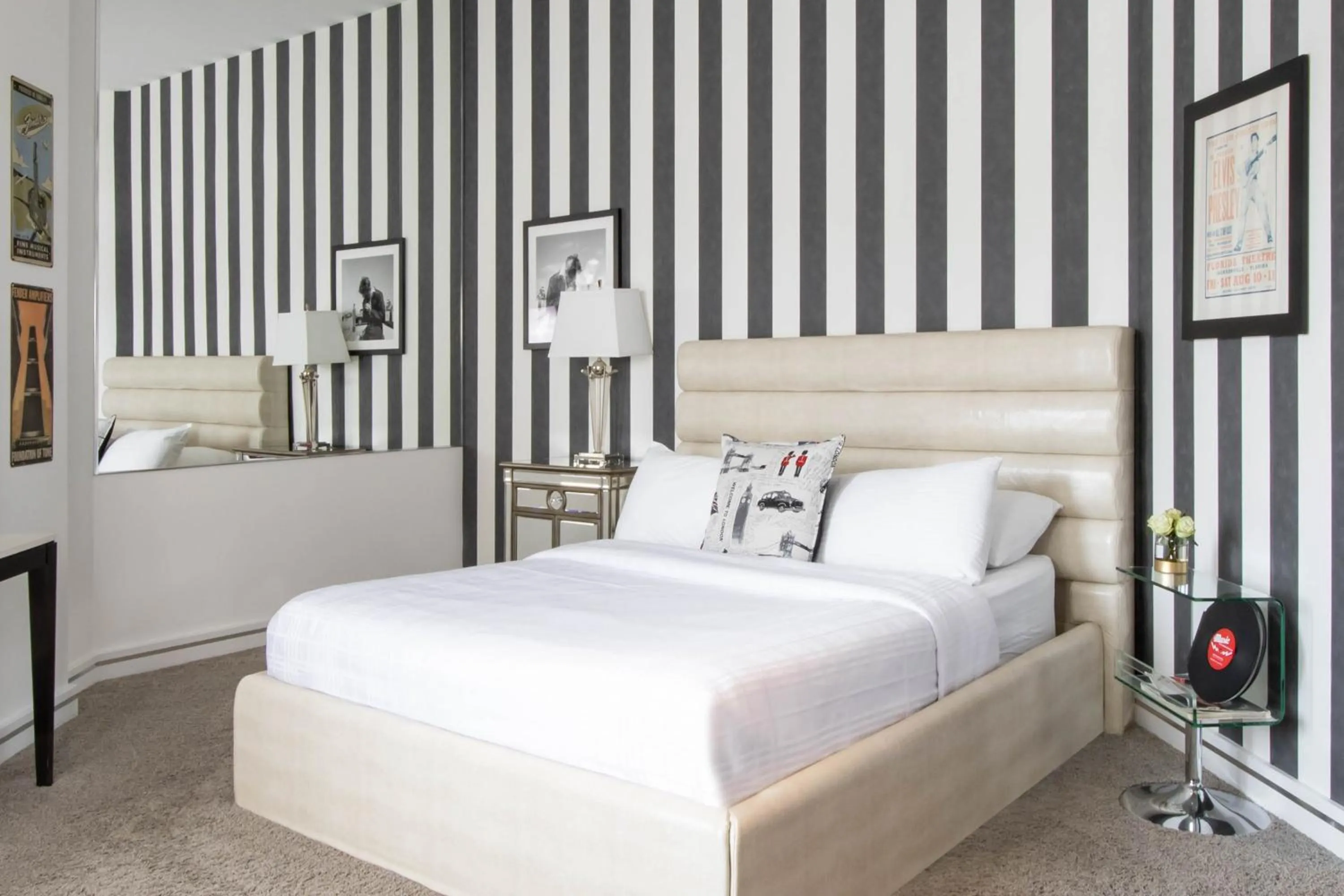 Bed in Retro Suites Hotel