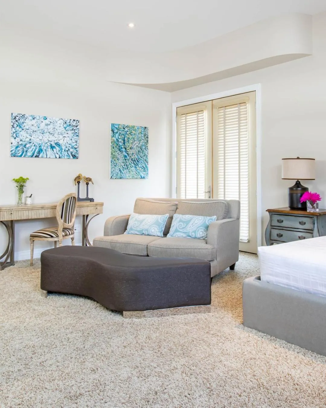 Bed in Retro Suites Hotel