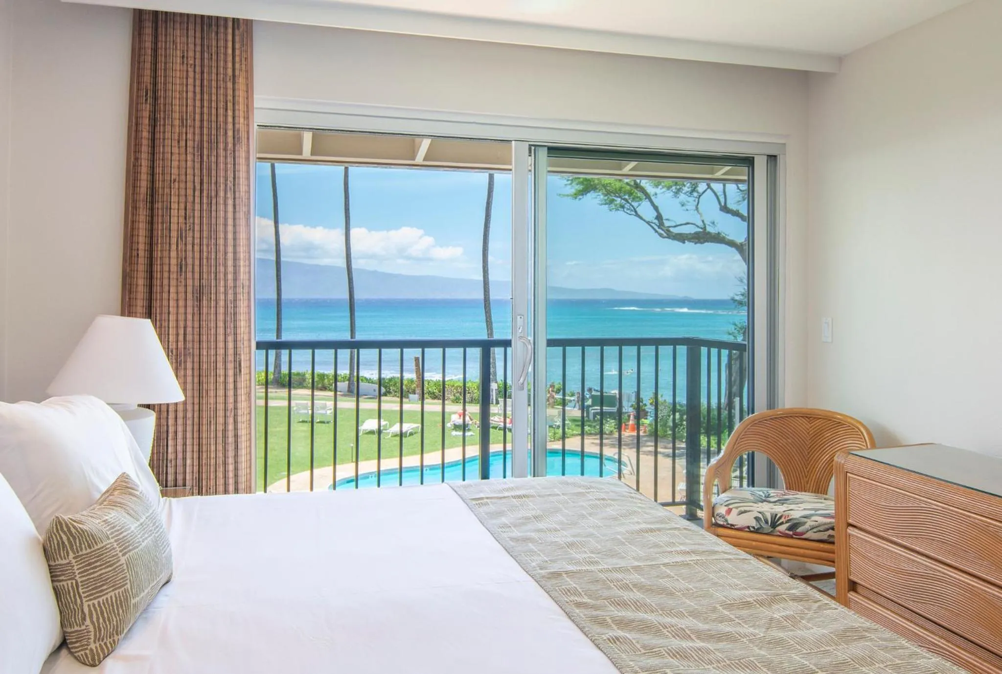 Bed in Nāpili Surf Beach Resort by Castle