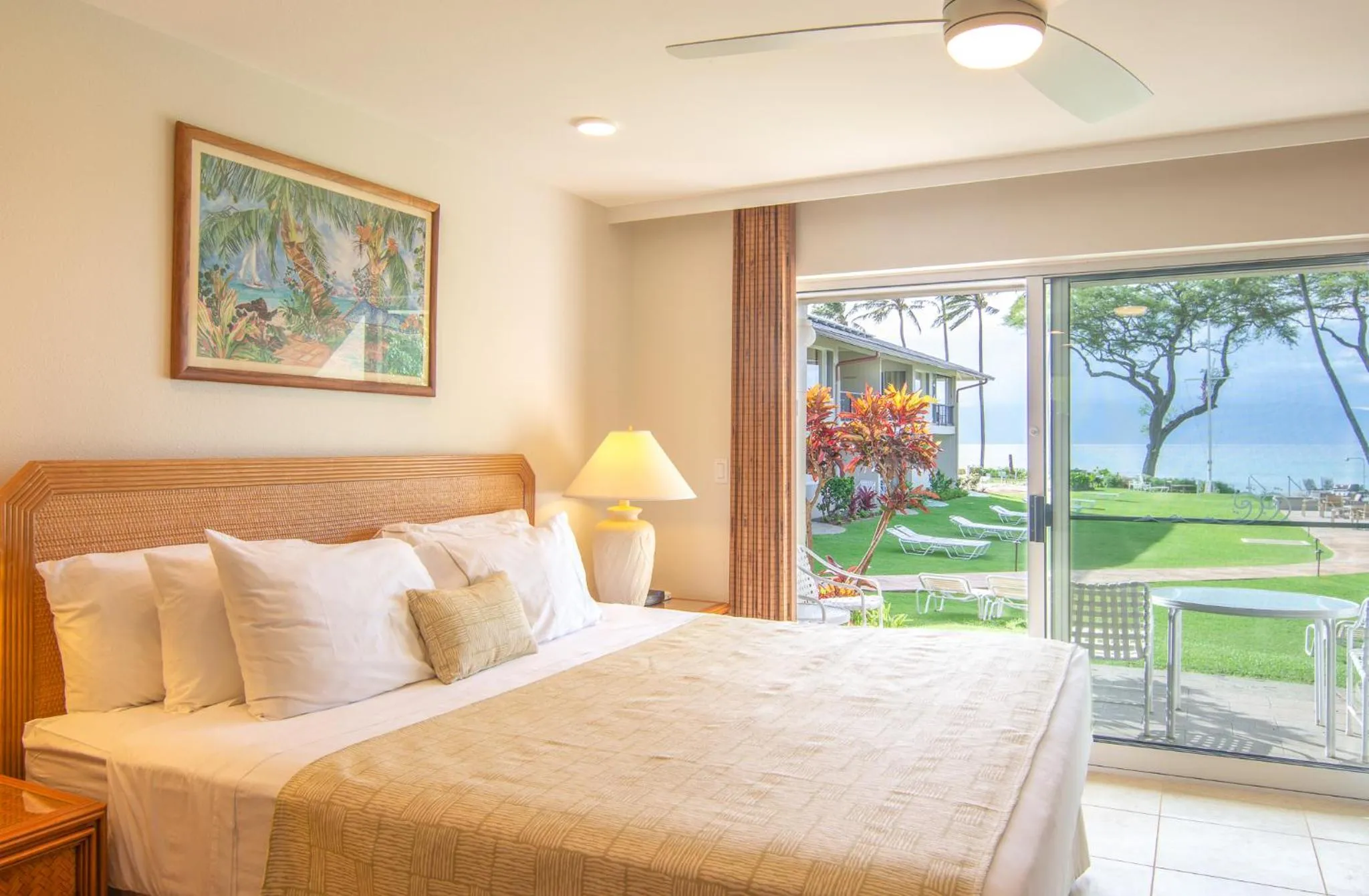 Bed in Nāpili Surf Beach Resort by Castle