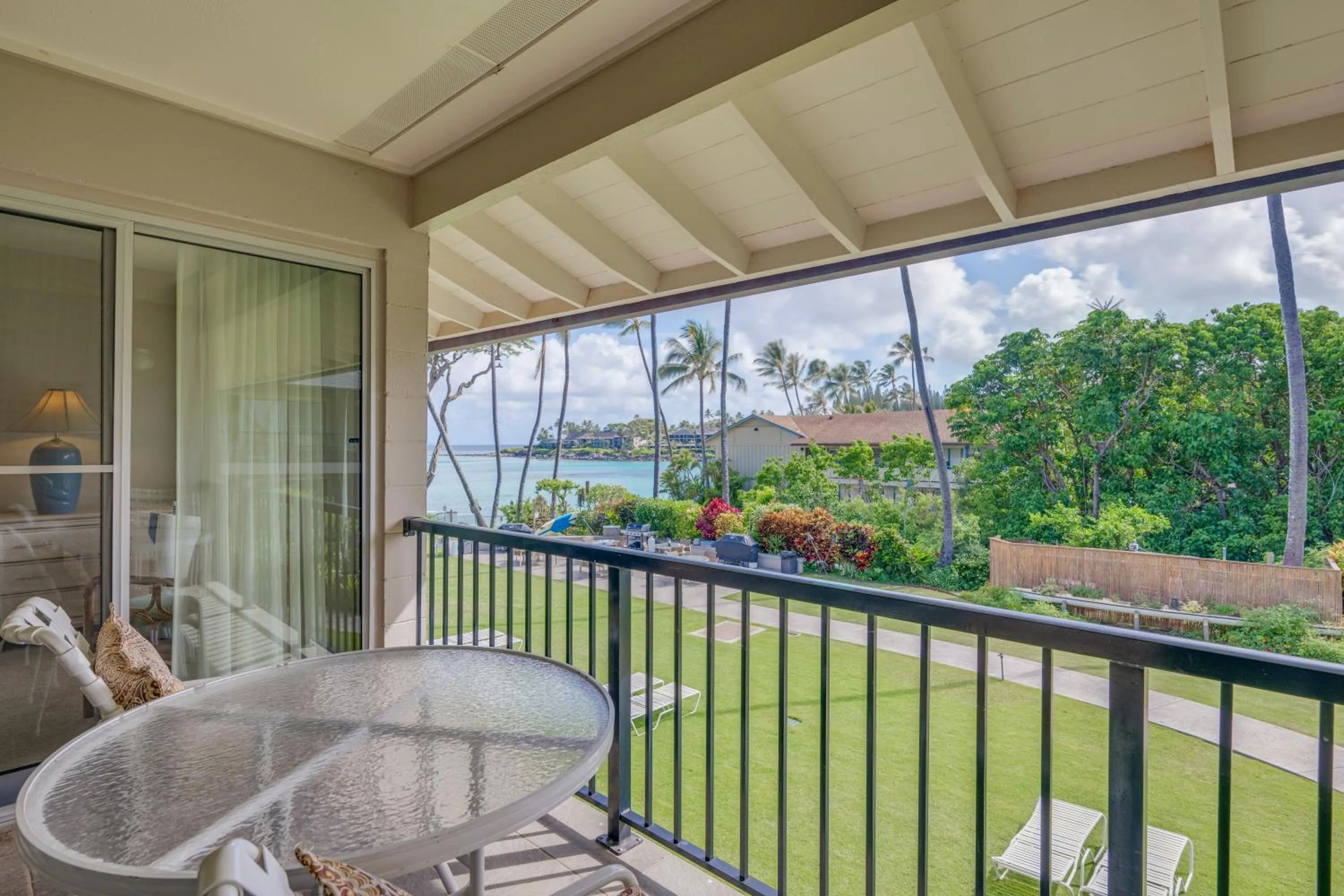 Balcony/Terrace in Nāpili Surf Beach Resort by Castle