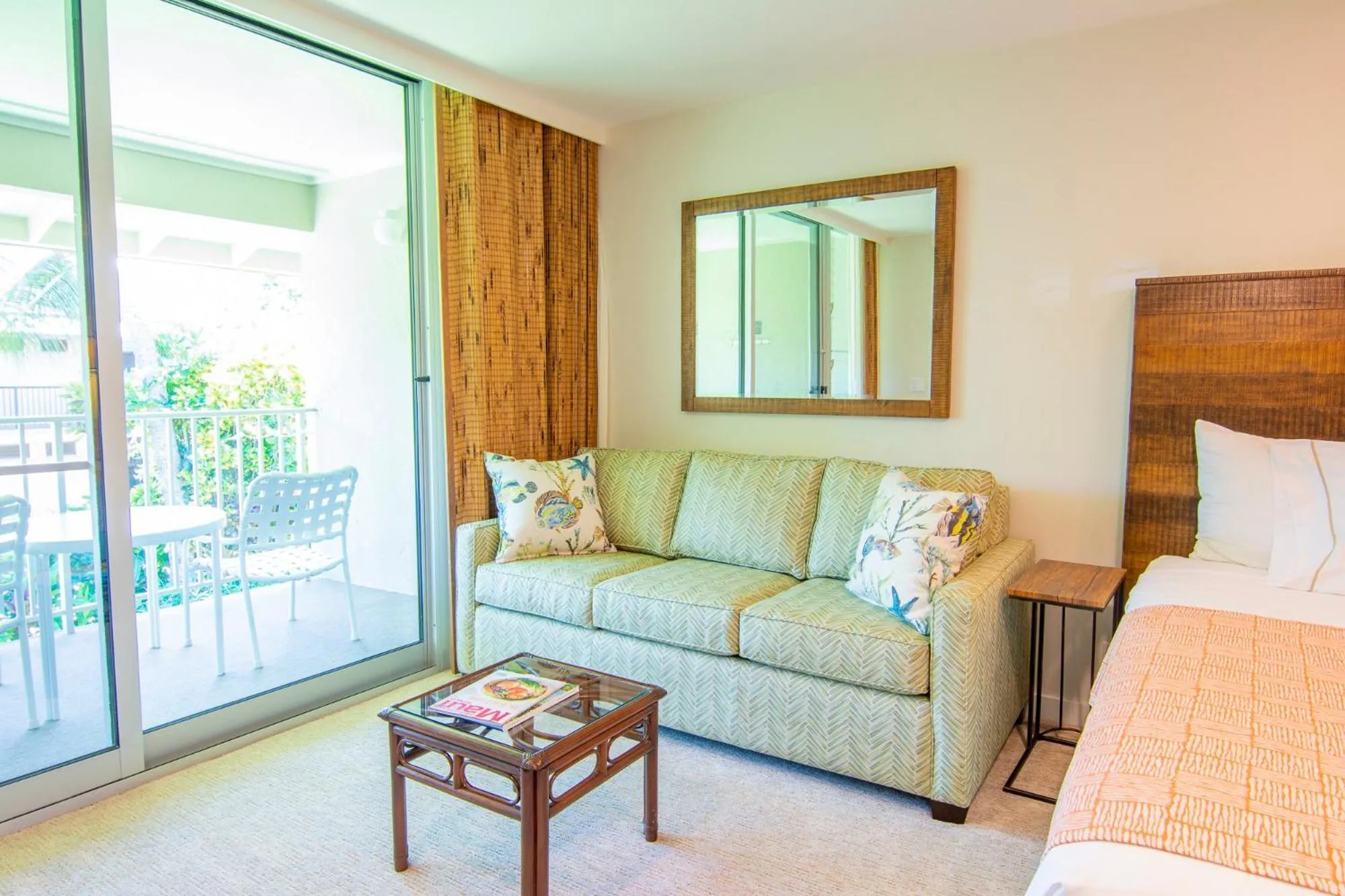Seating area, Bed in Nāpili Surf Beach Resort by Castle