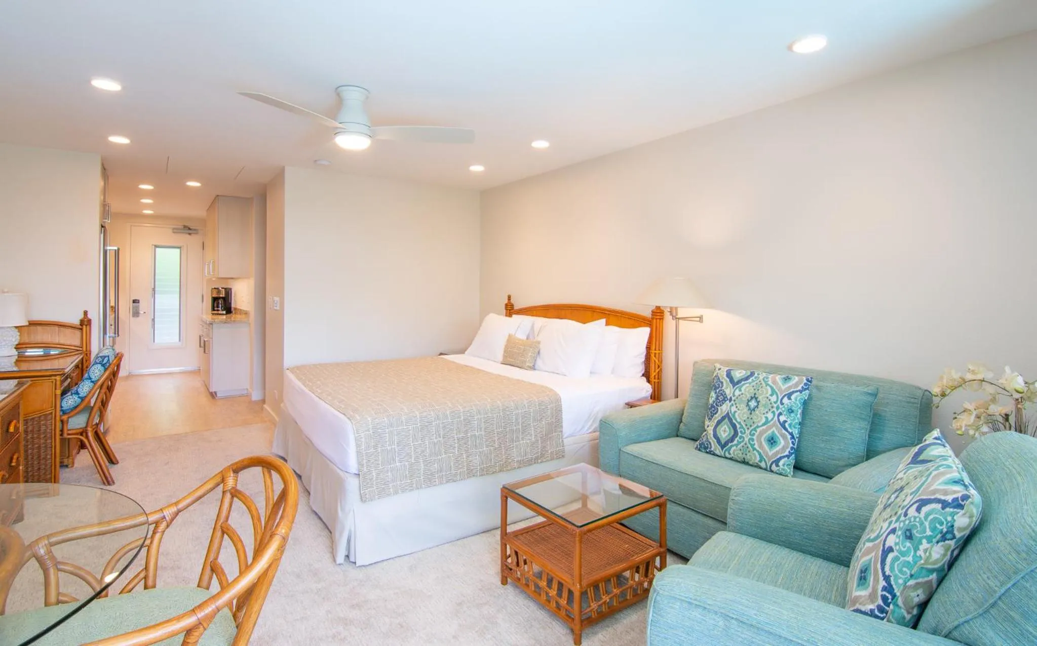 Bed in Nāpili Surf Beach Resort by Castle