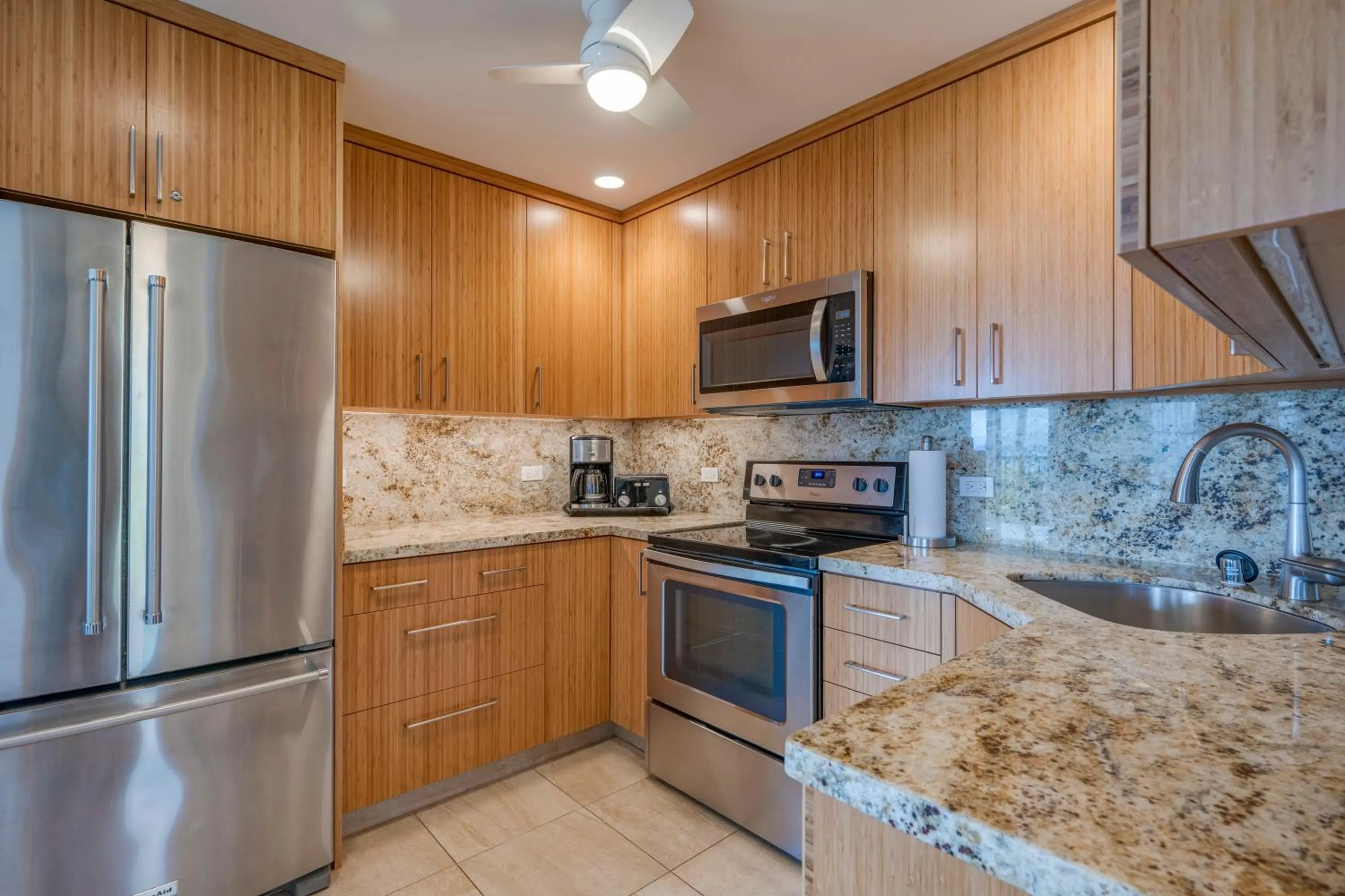 Kitchen or kitchenette in Nāpili Surf Beach Resort by Castle