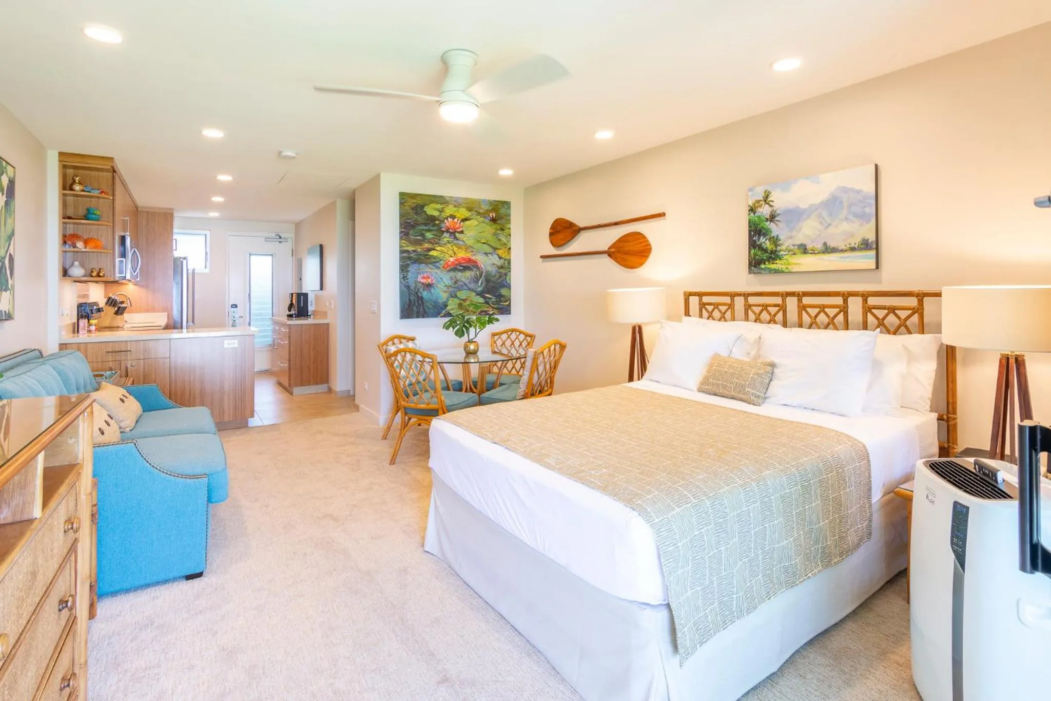 Bed in Nāpili Surf Beach Resort by Castle