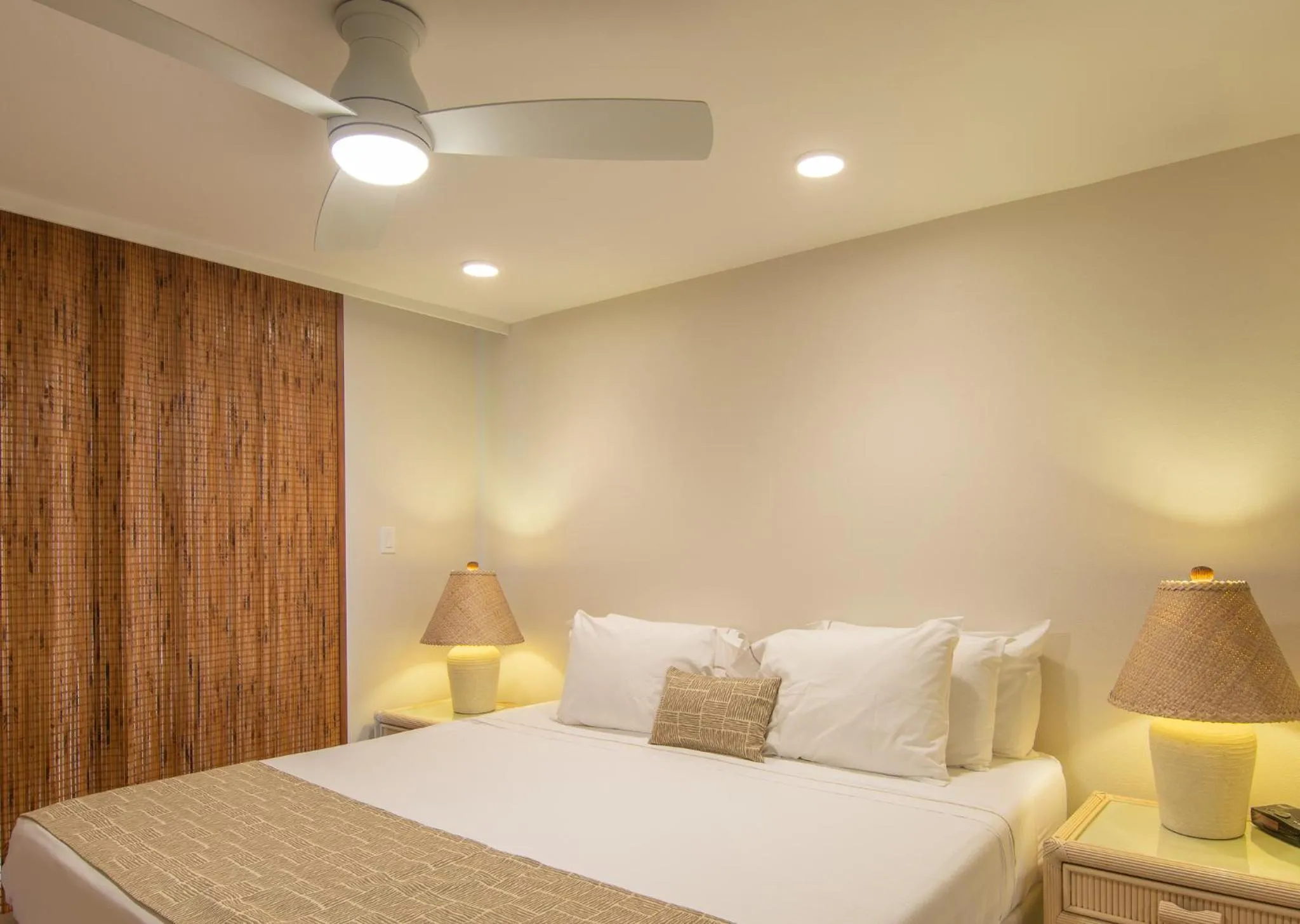 Bedroom, Bed in Nāpili Surf Beach Resort by Castle