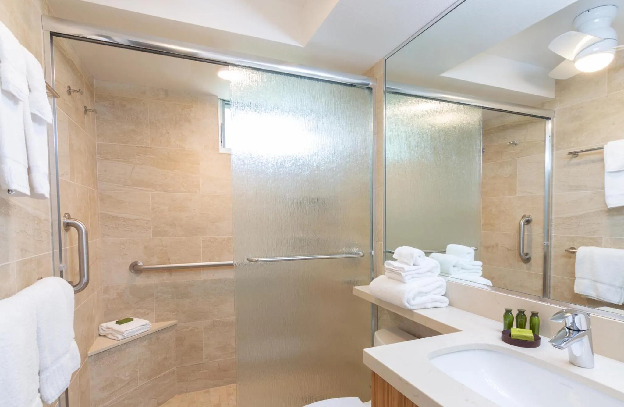 Shower in Nāpili Surf Beach Resort by Castle