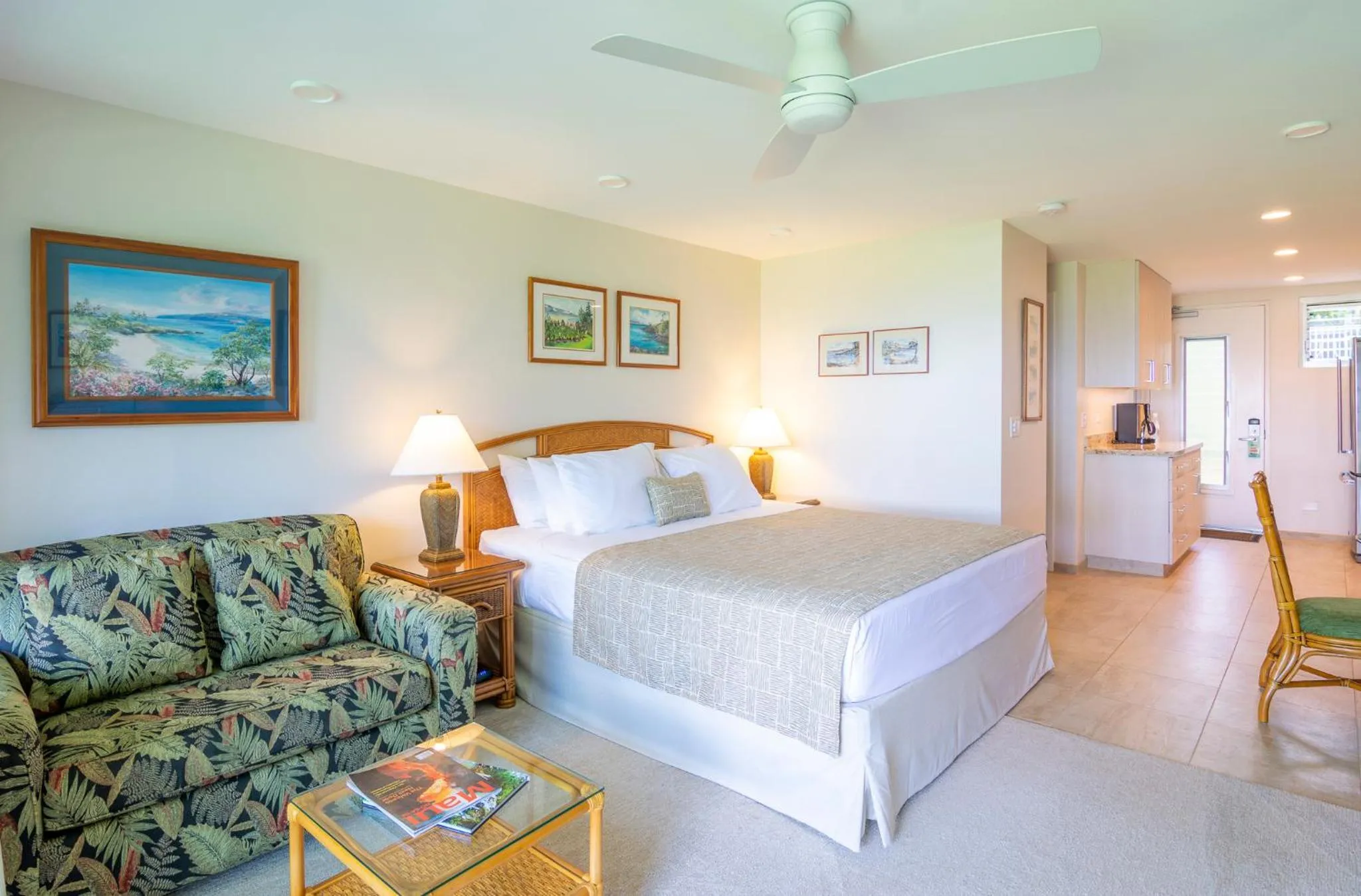 Bed in Nāpili Surf Beach Resort by Castle