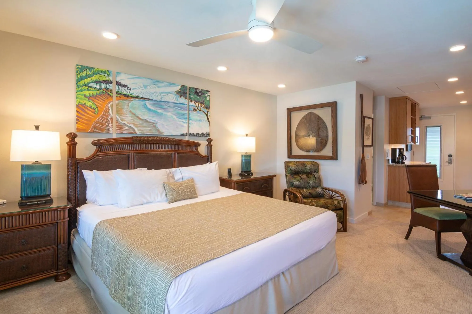 Bedroom, Bed in Nāpili Surf Beach Resort by Castle