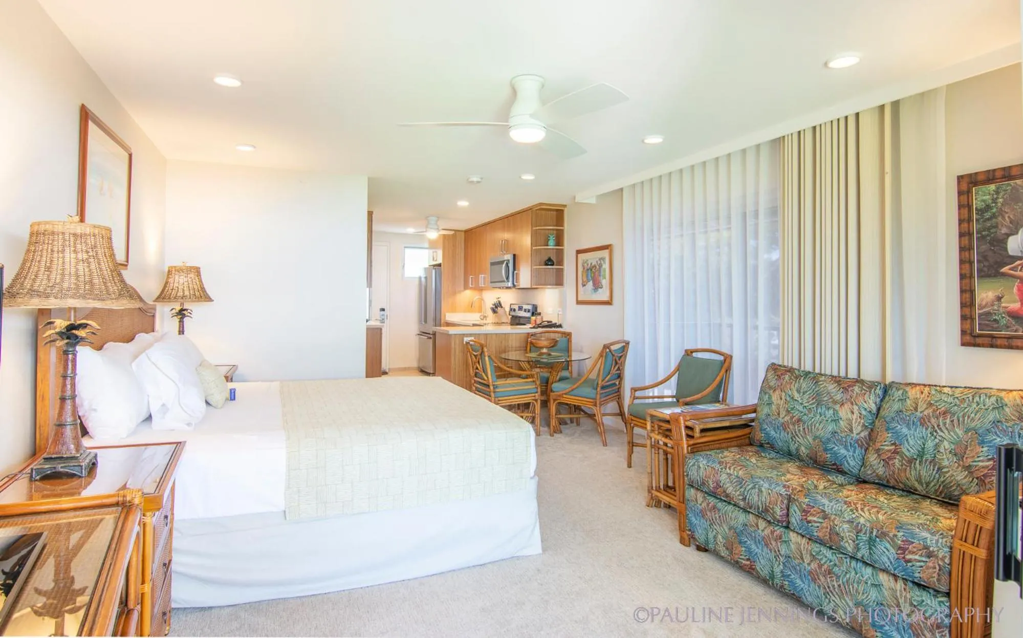 Bed in Nāpili Surf Beach Resort by Castle