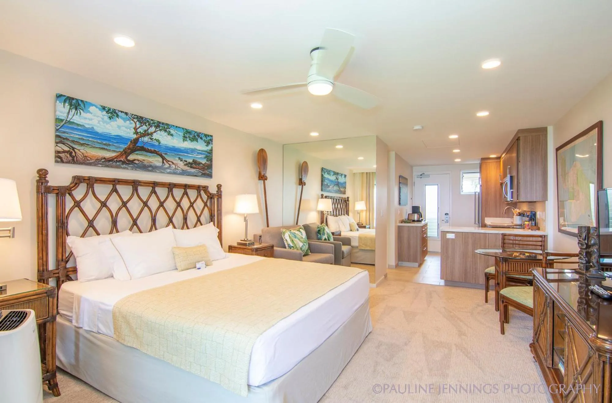 Bed in Nāpili Surf Beach Resort by Castle