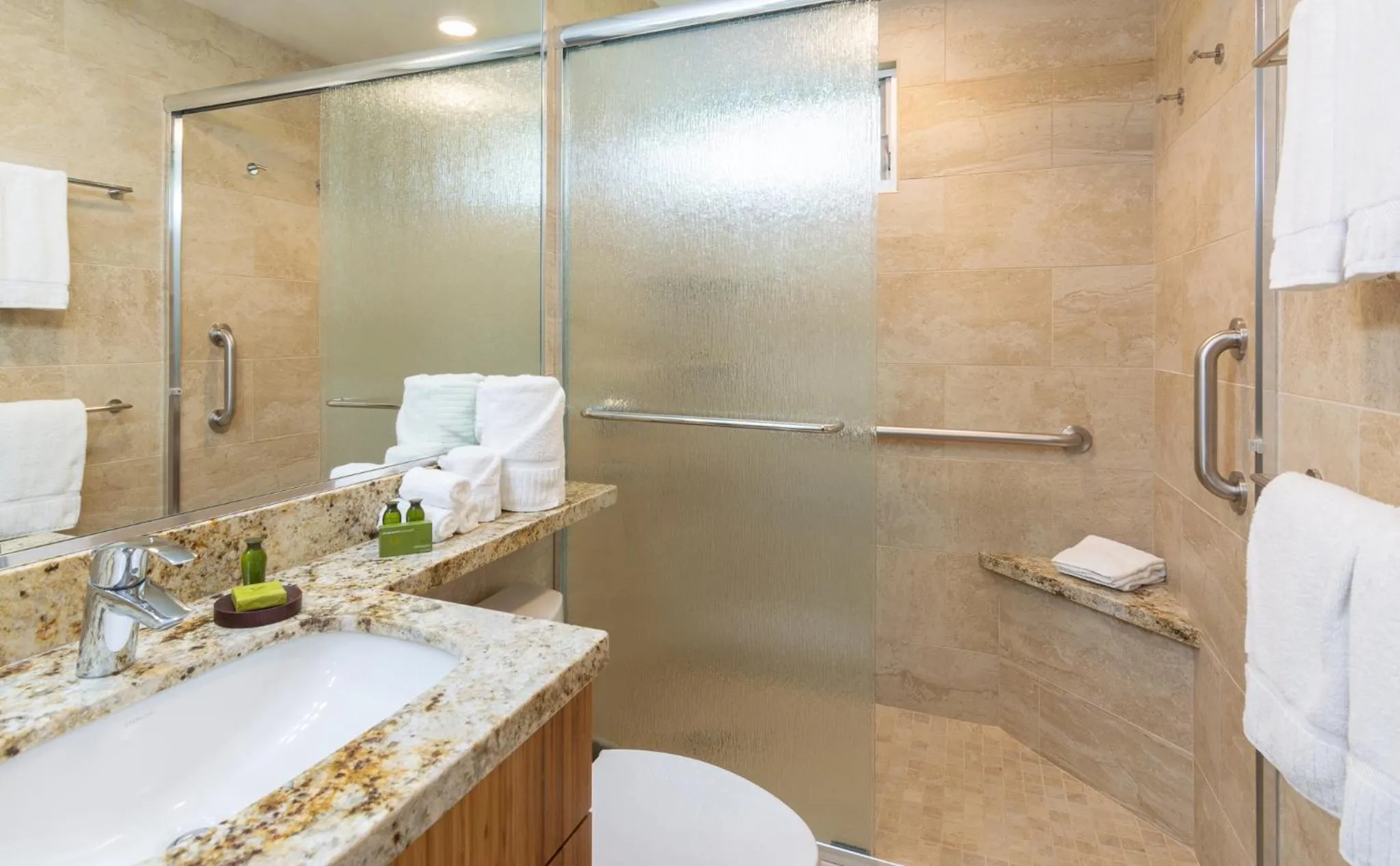 Shower in Nāpili Surf Beach Resort by Castle