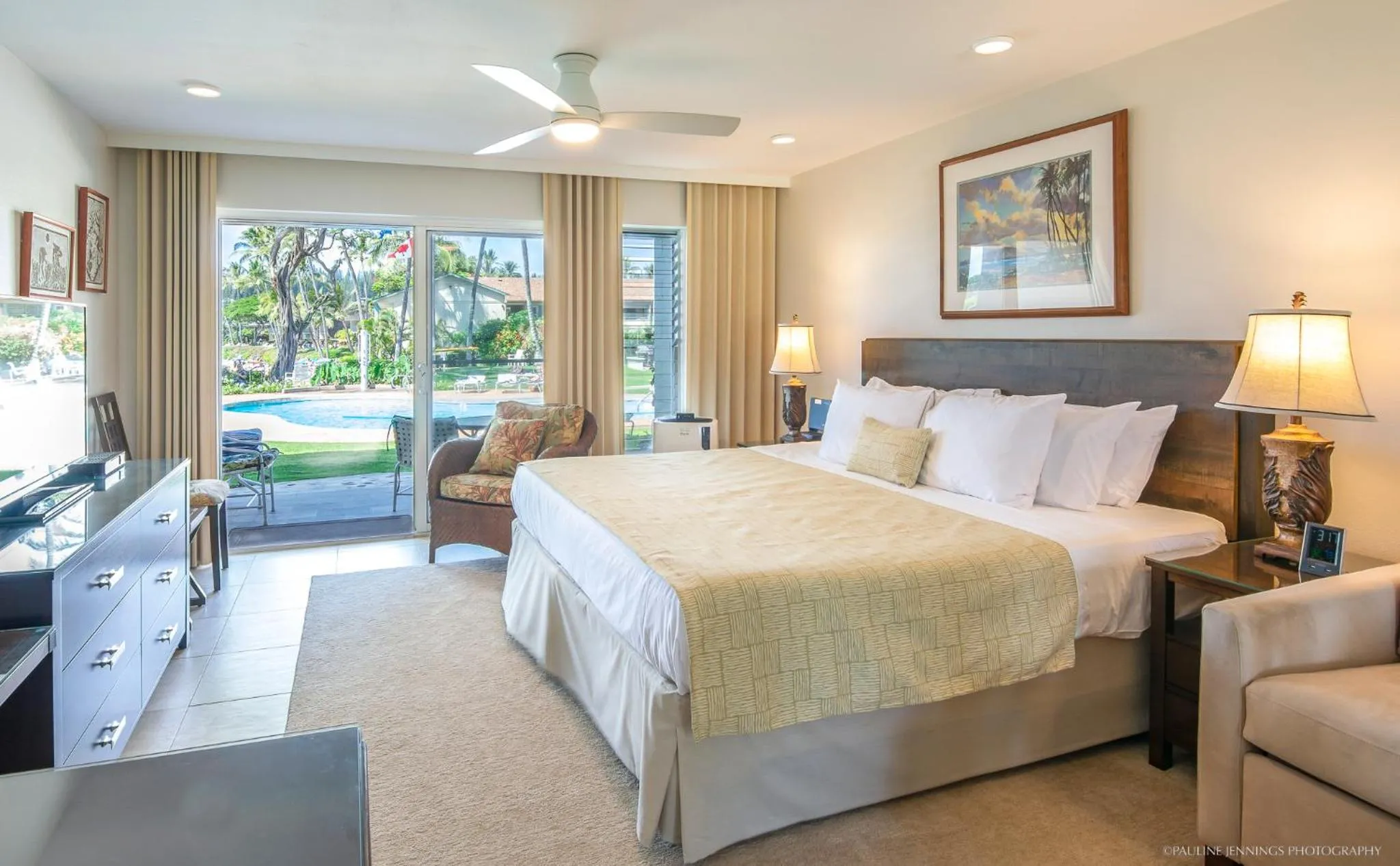 Bed in Nāpili Surf Beach Resort by Castle