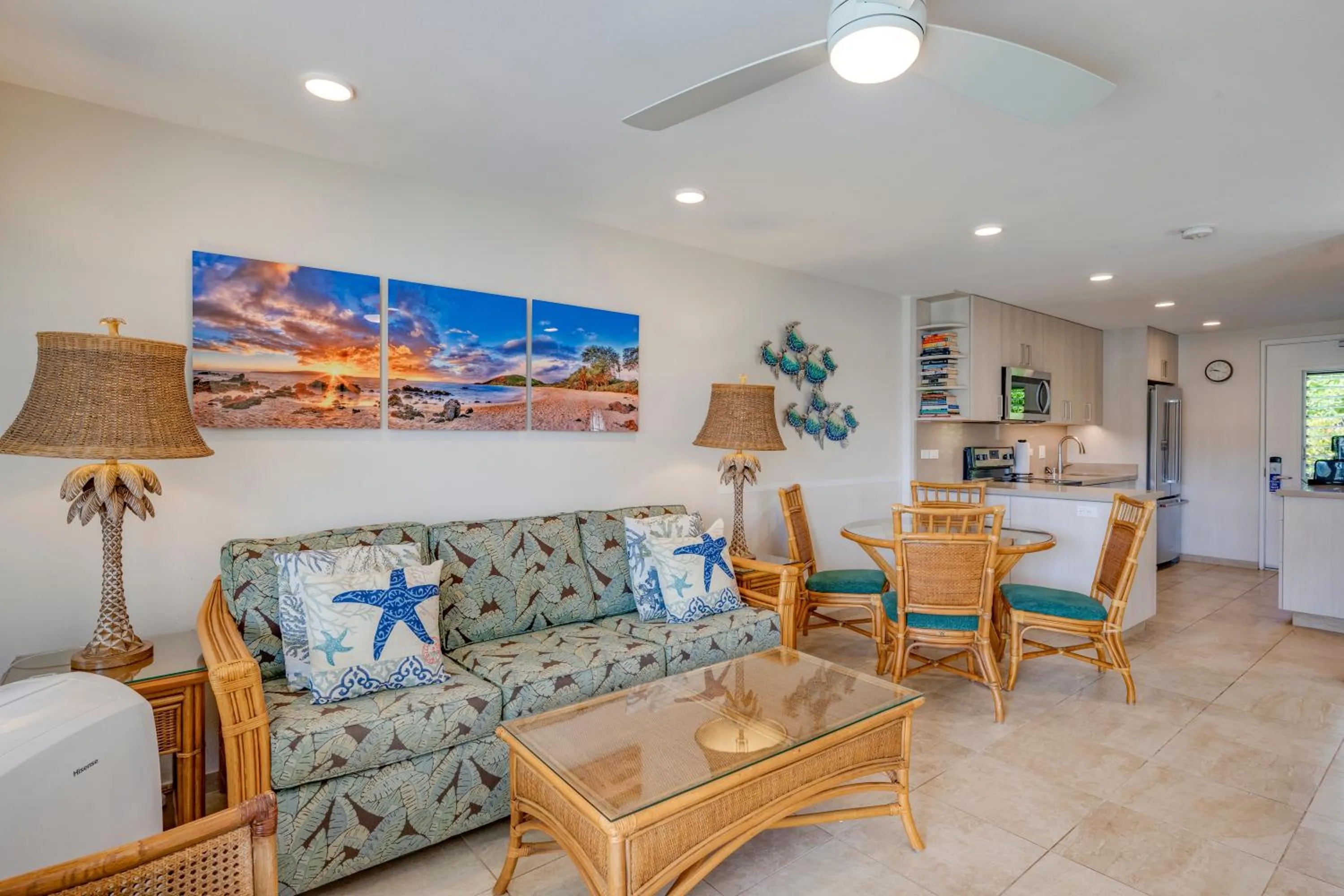 Living room in Nāpili Surf Beach Resort by Castle