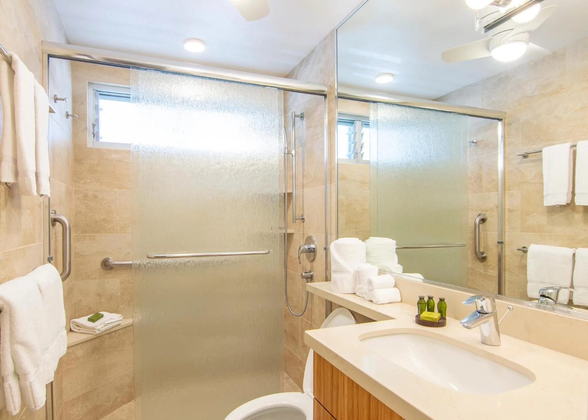Bathroom in Nāpili Surf Beach Resort by Castle