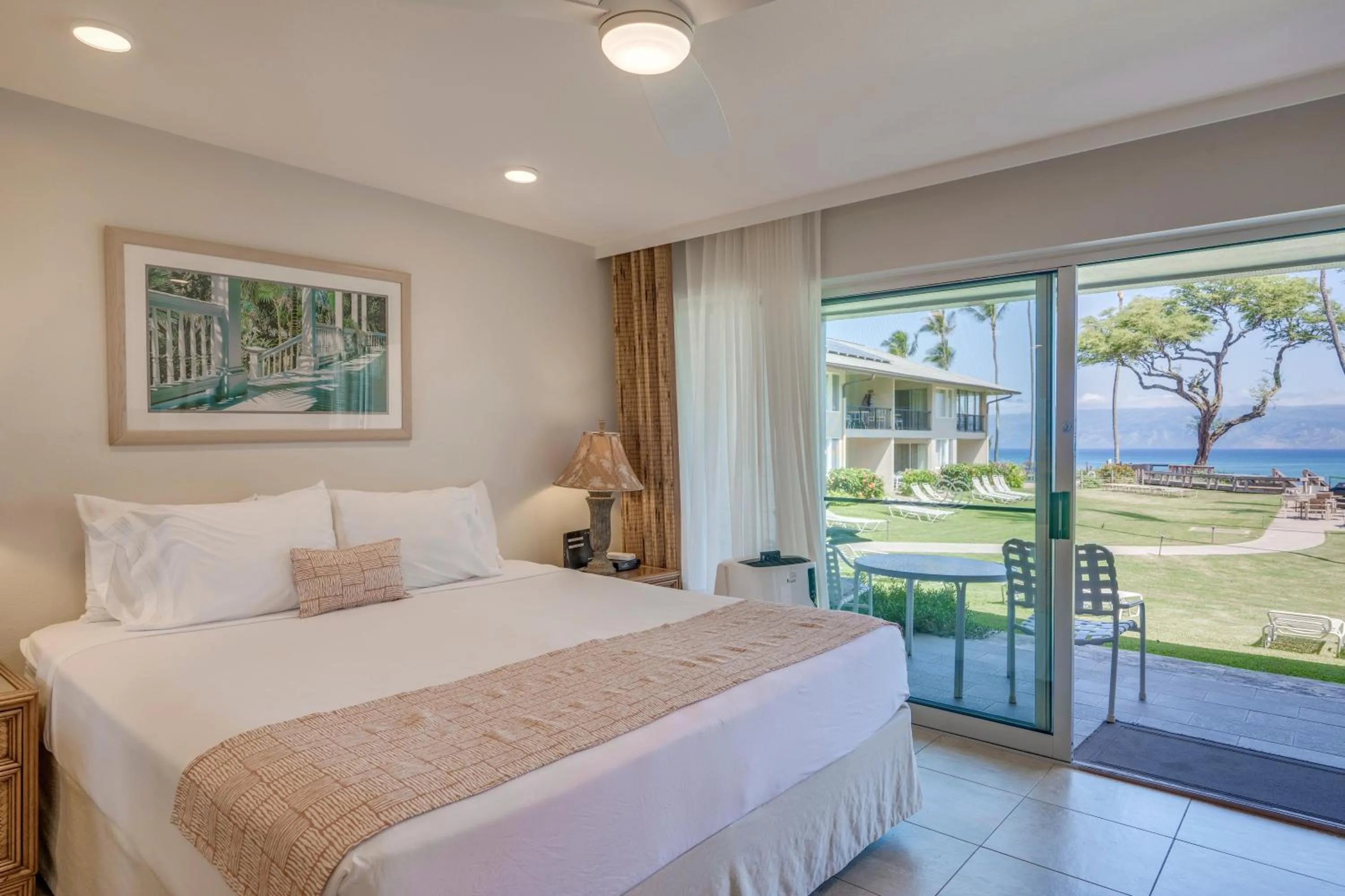 Bedroom, Bed in Nāpili Surf Beach Resort by Castle