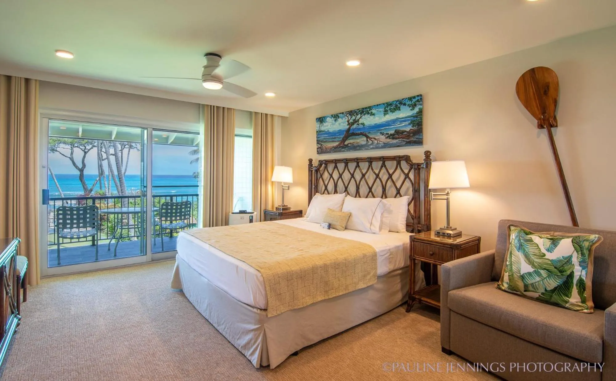 Bed in Nāpili Surf Beach Resort by Castle