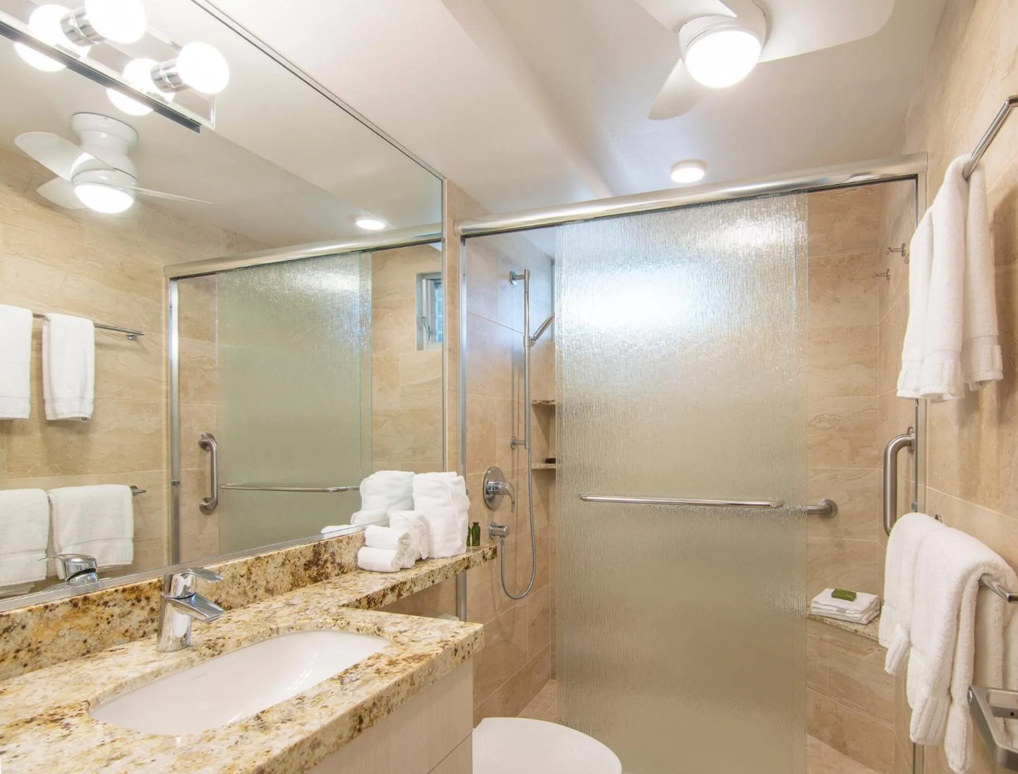Bathroom in Nāpili Surf Beach Resort by Castle