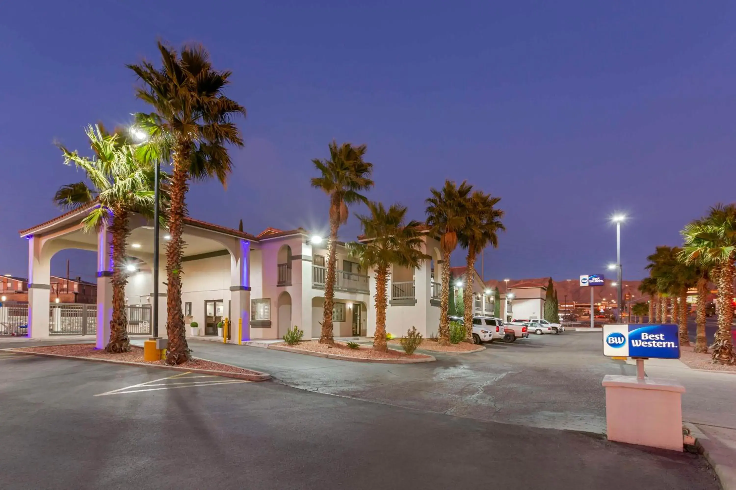Property building in Best Western Sunland Park Inn Property building in Best Western Sunland Park Inn