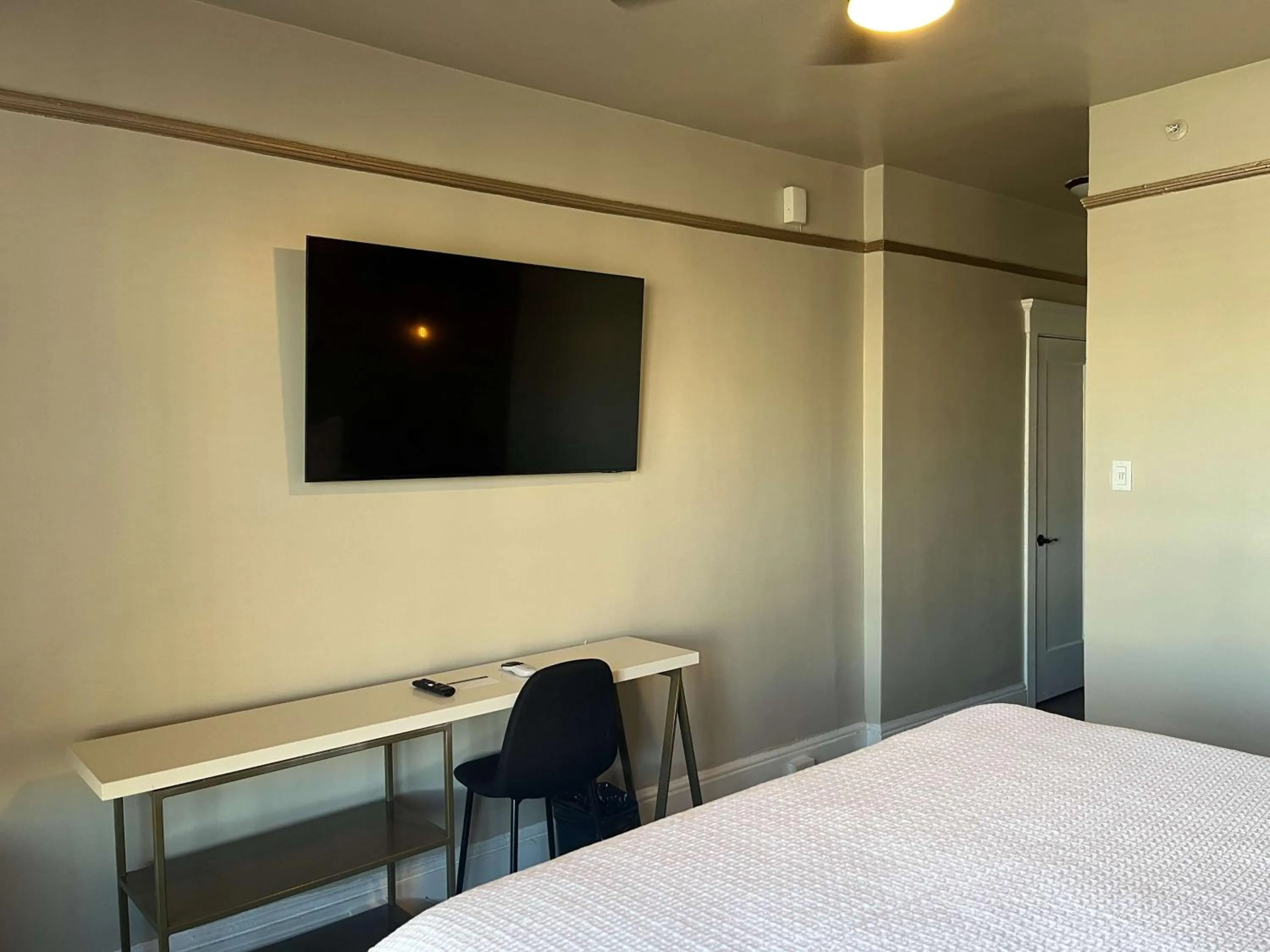 Bedroom, Bed in Motel 6 San Francisco, CA Civic Center