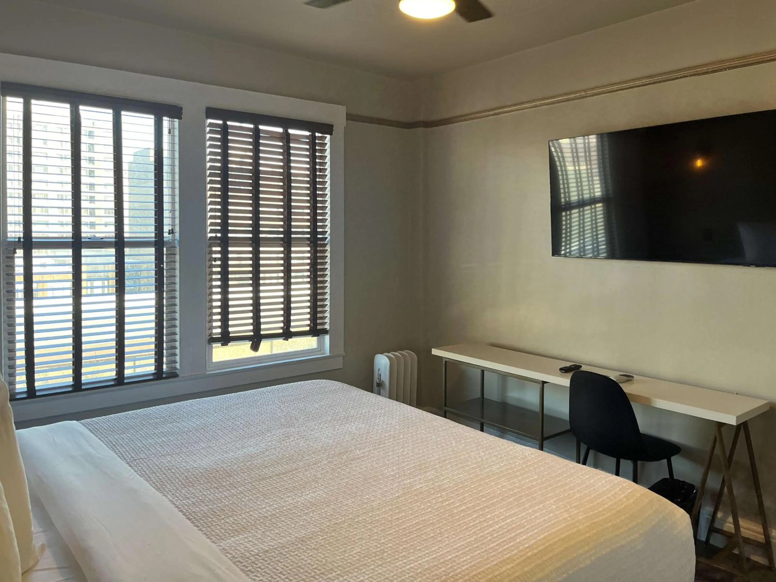 Bedroom, Bed in Motel 6 San Francisco, CA Civic Center