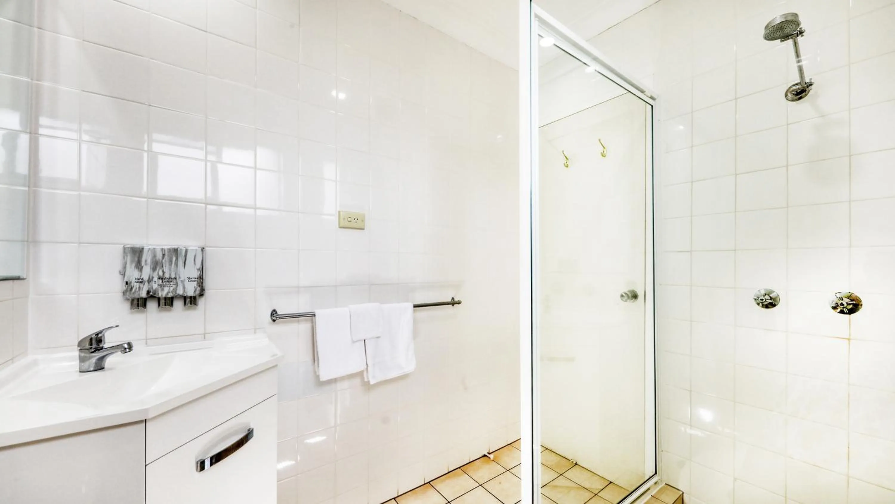 Shower in Sapphire City Motor Inn