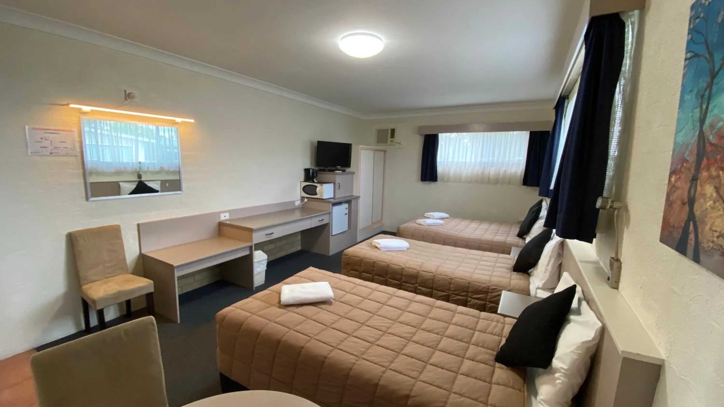 Bed in Sapphire City Motor Inn