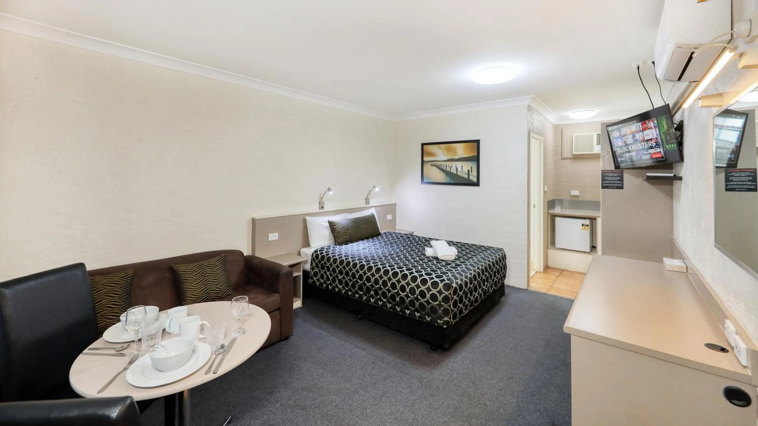 Bed in Sapphire City Motor Inn