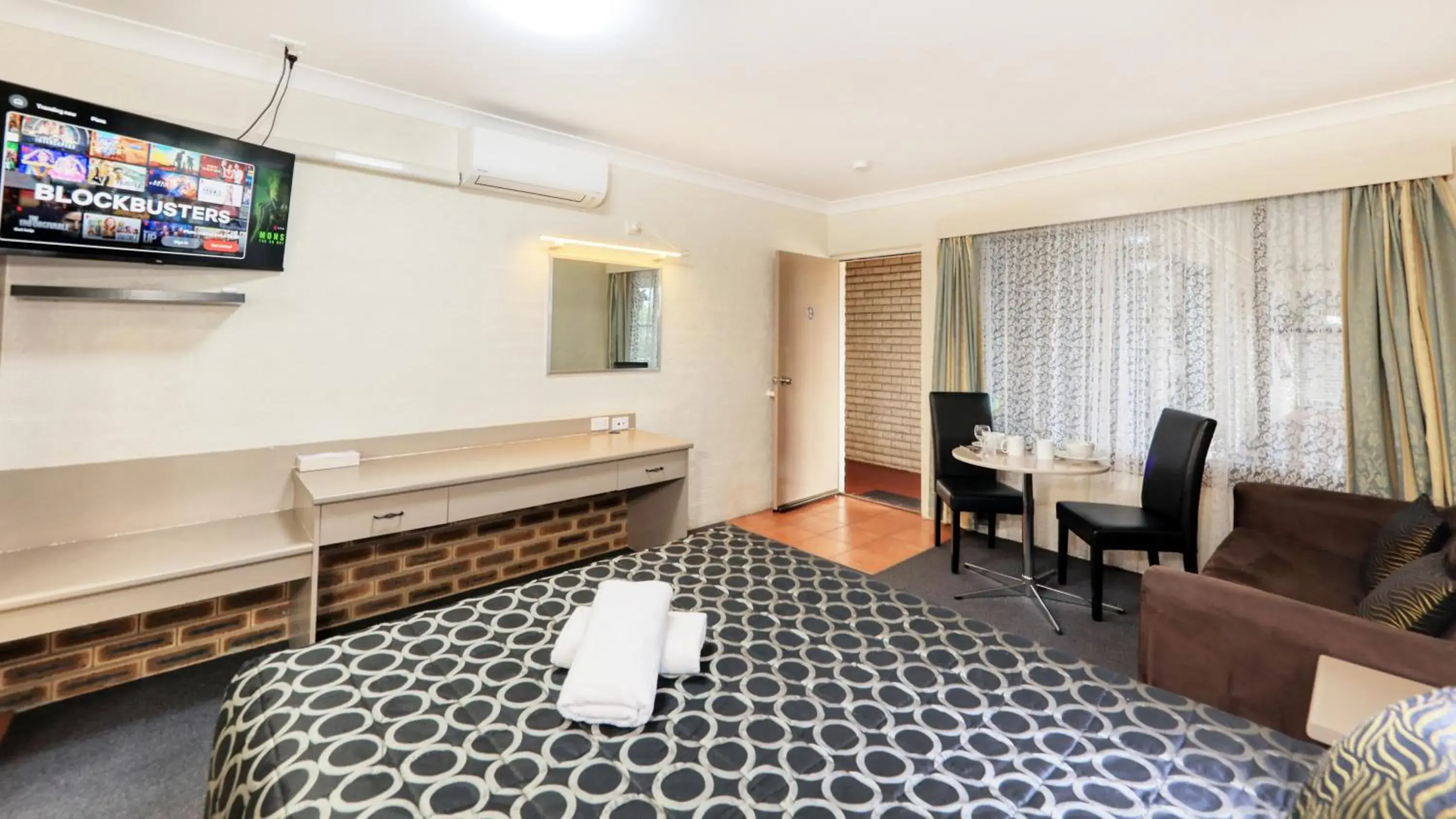 TV and multimedia, Bed in Sapphire City Motor Inn TV and multimedia, Bed in Sapphire City Motor Inn