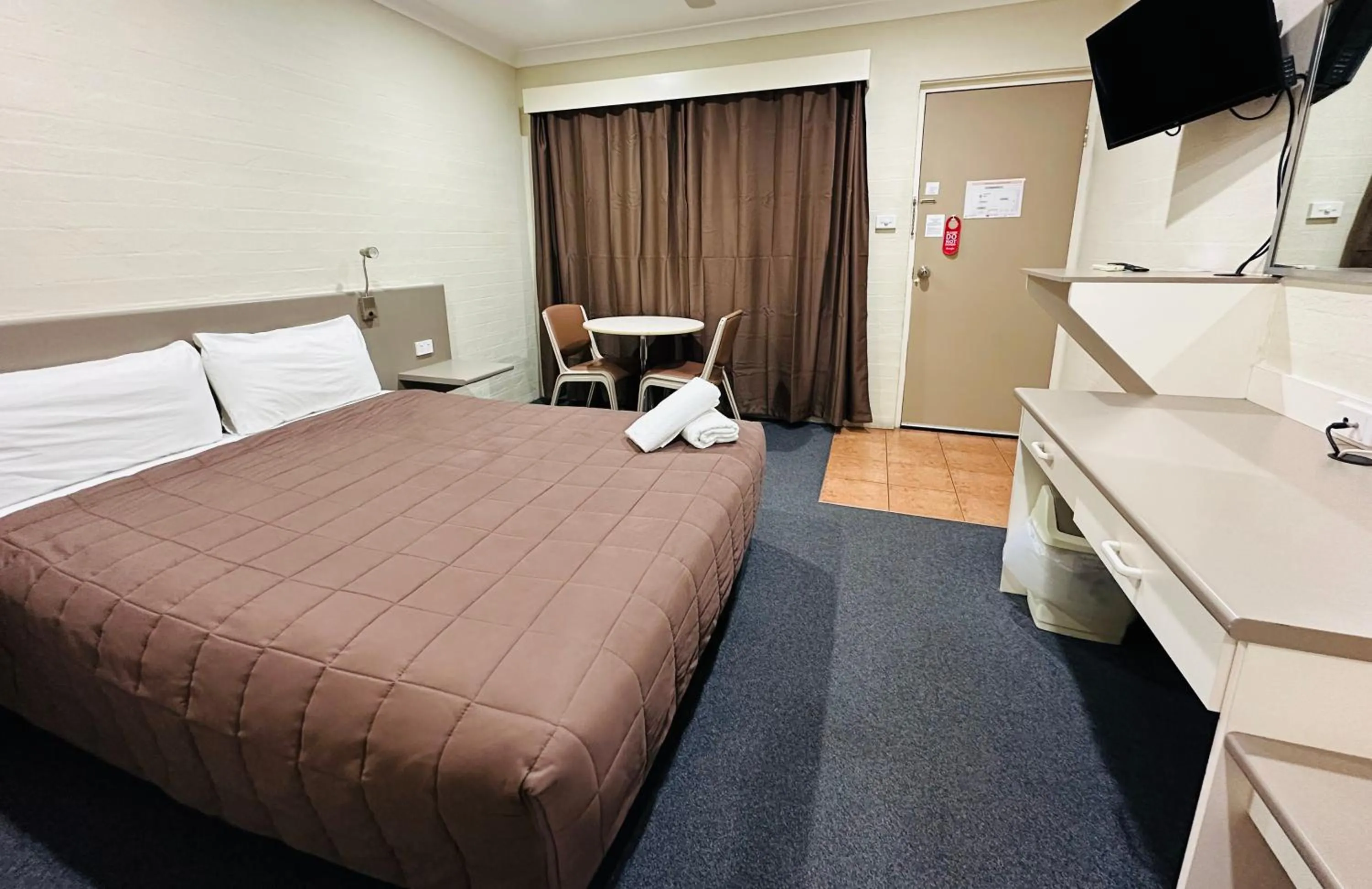 Bed in Sapphire City Motor Inn