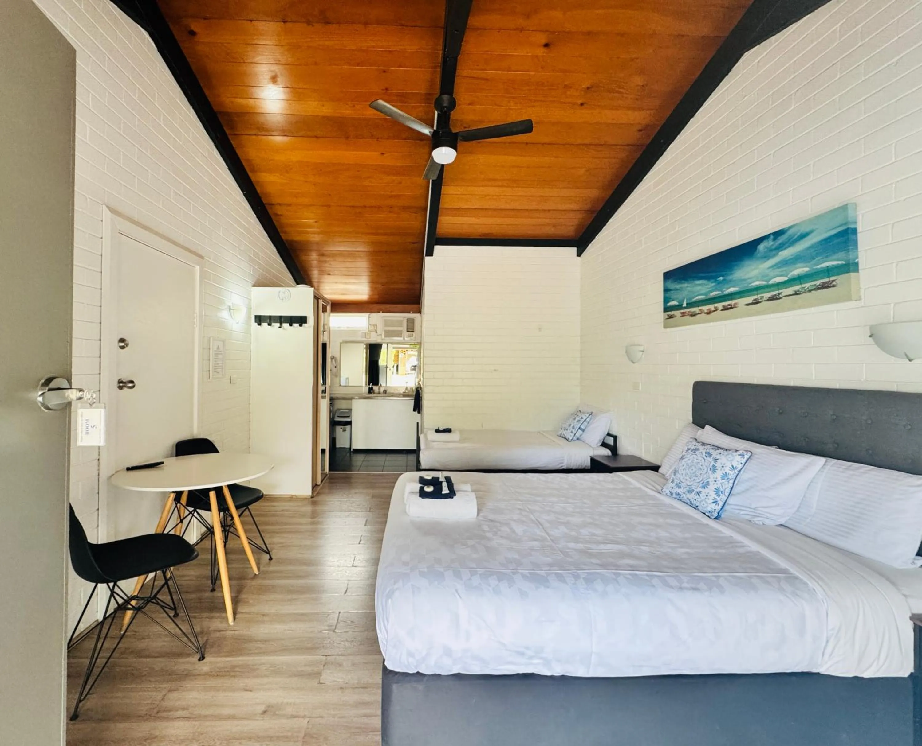 Kitchen or kitchenette, Bed in Jetty Motel The Entrance